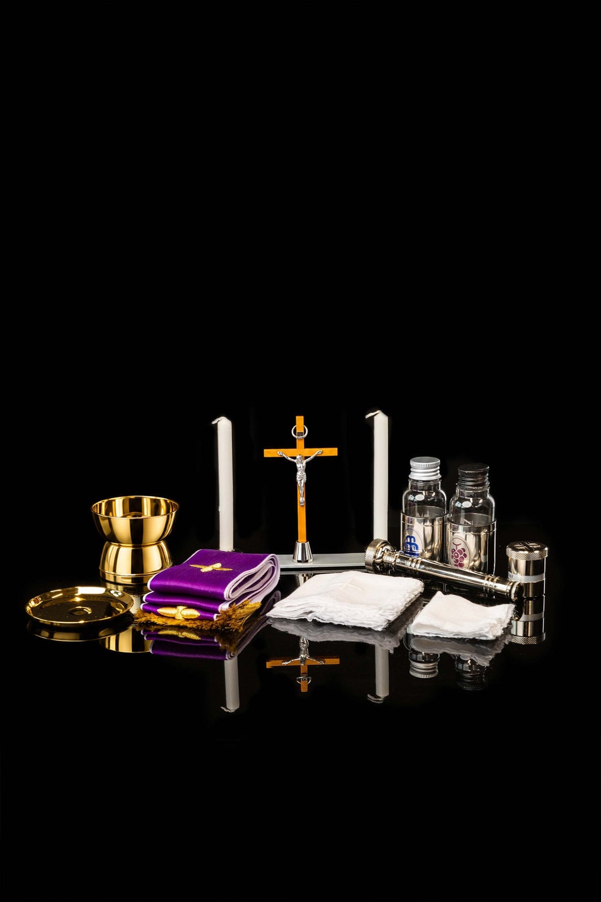Valigetta liturgica aperta con altarino, croce, candele e accessori