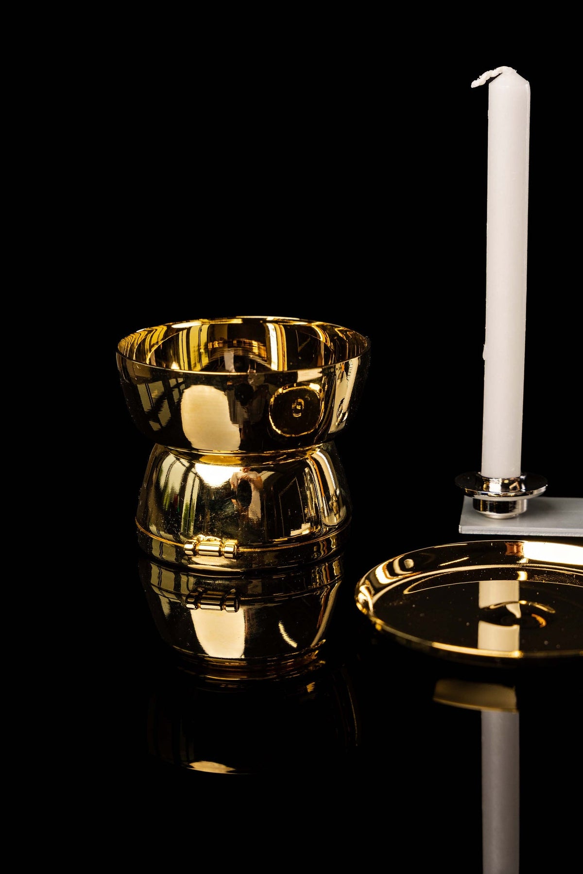 Valigetta liturgica con altarino e croce, pisside dorata e candela