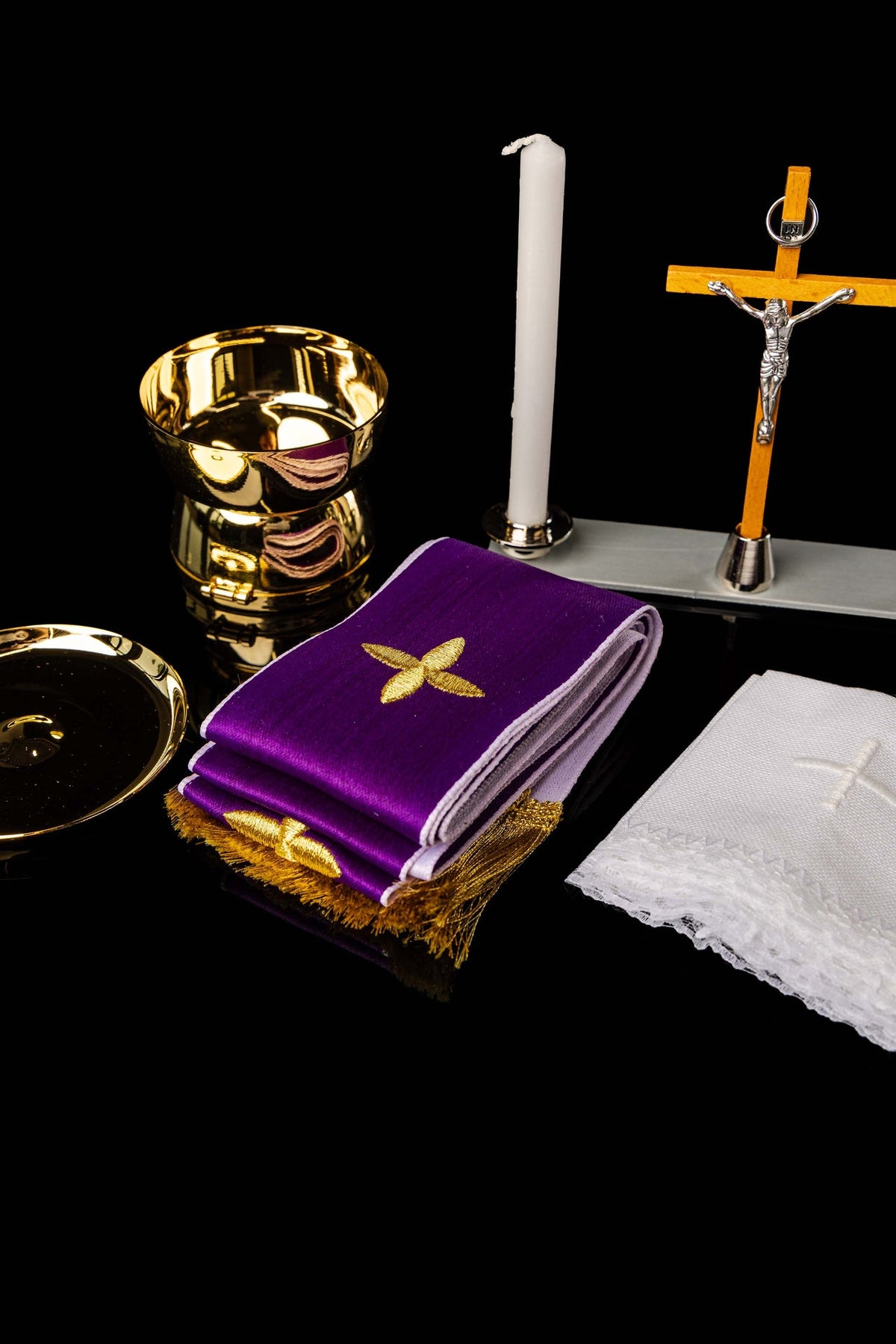 Valigetta liturgica con altarino e croce, corporale viola ricamato e accessori