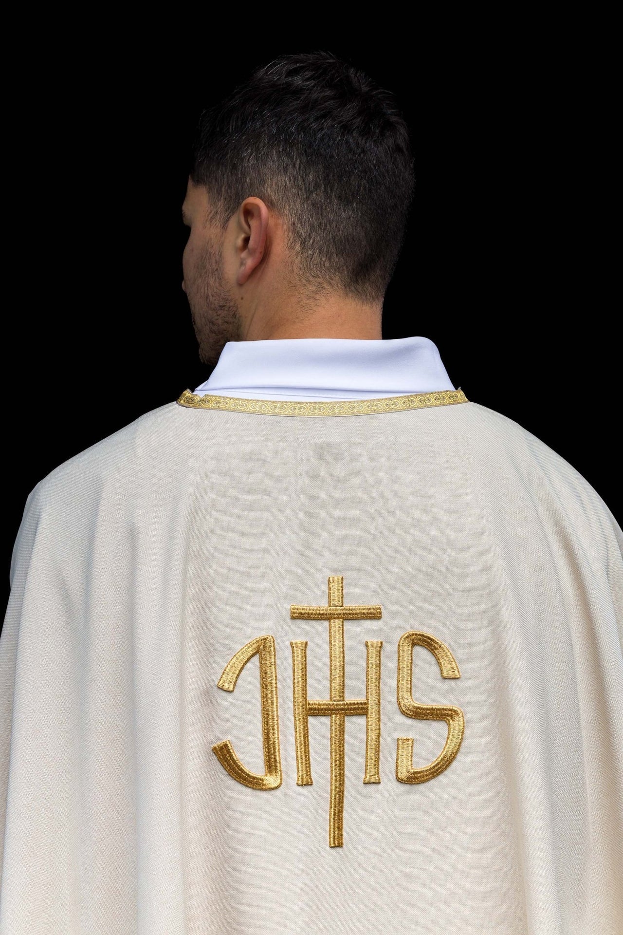 Ecru ornat liturgiczny z złotym haftem IHS