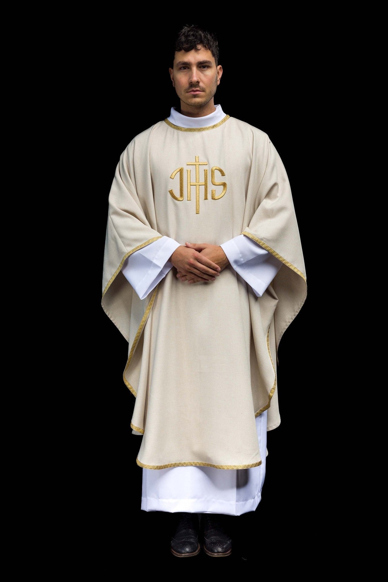 Ecru ornat liturgiczny z złotym haftem IHS