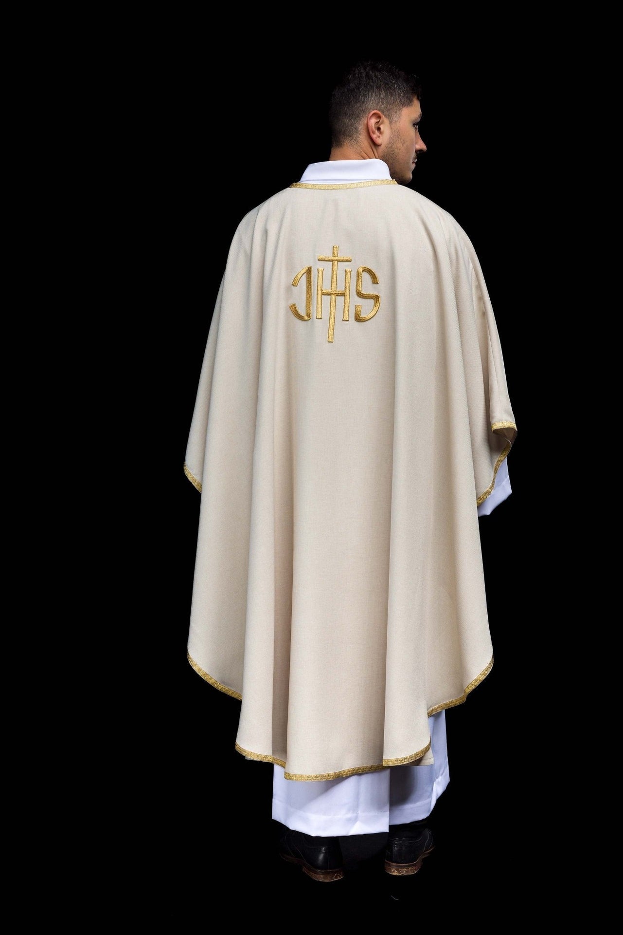 Ecru ornat liturgiczny z złotym haftem IHS