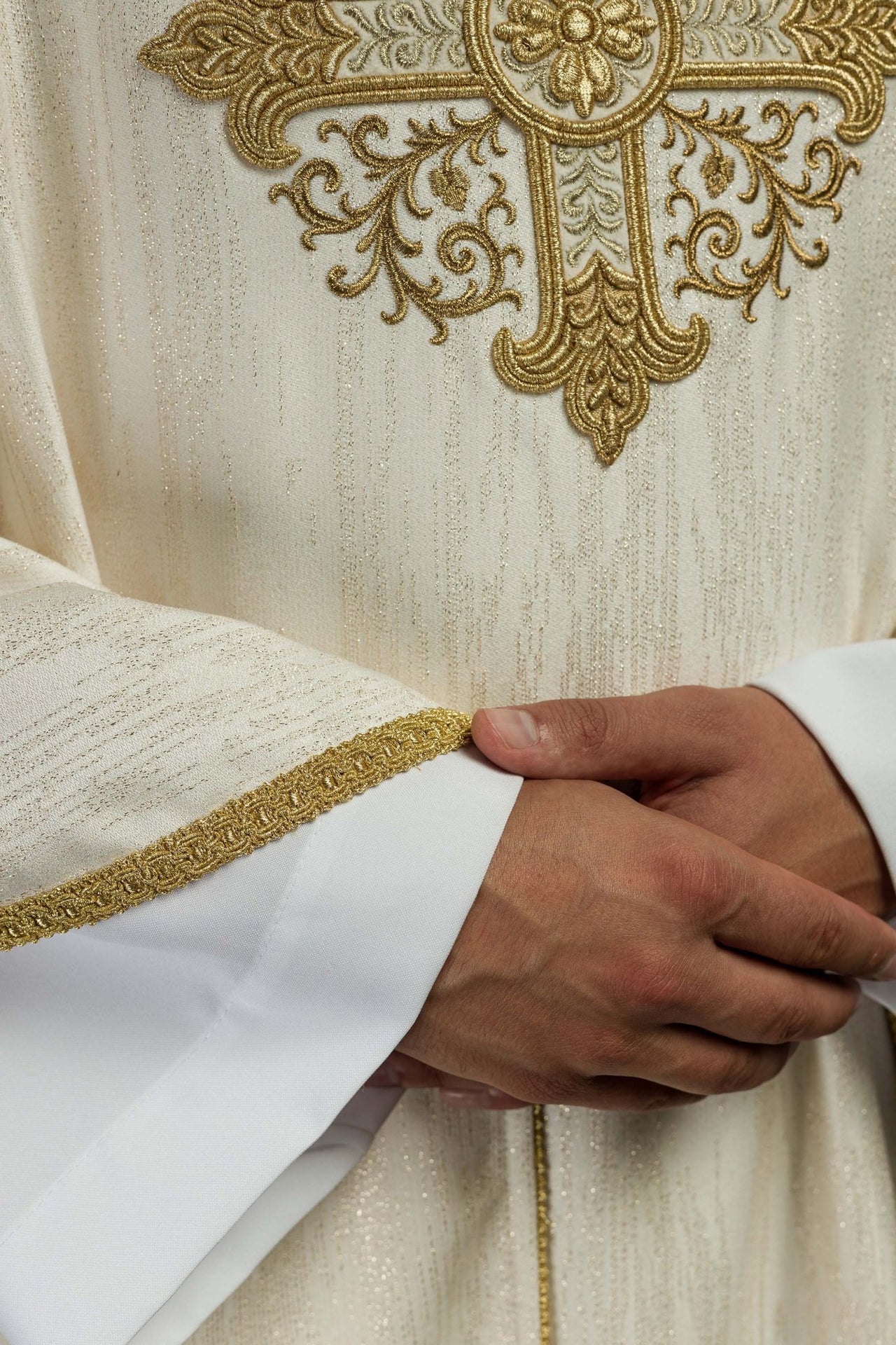 Ecru ornat z haftowanym motywem krzyża na ozdobnej tkaninie