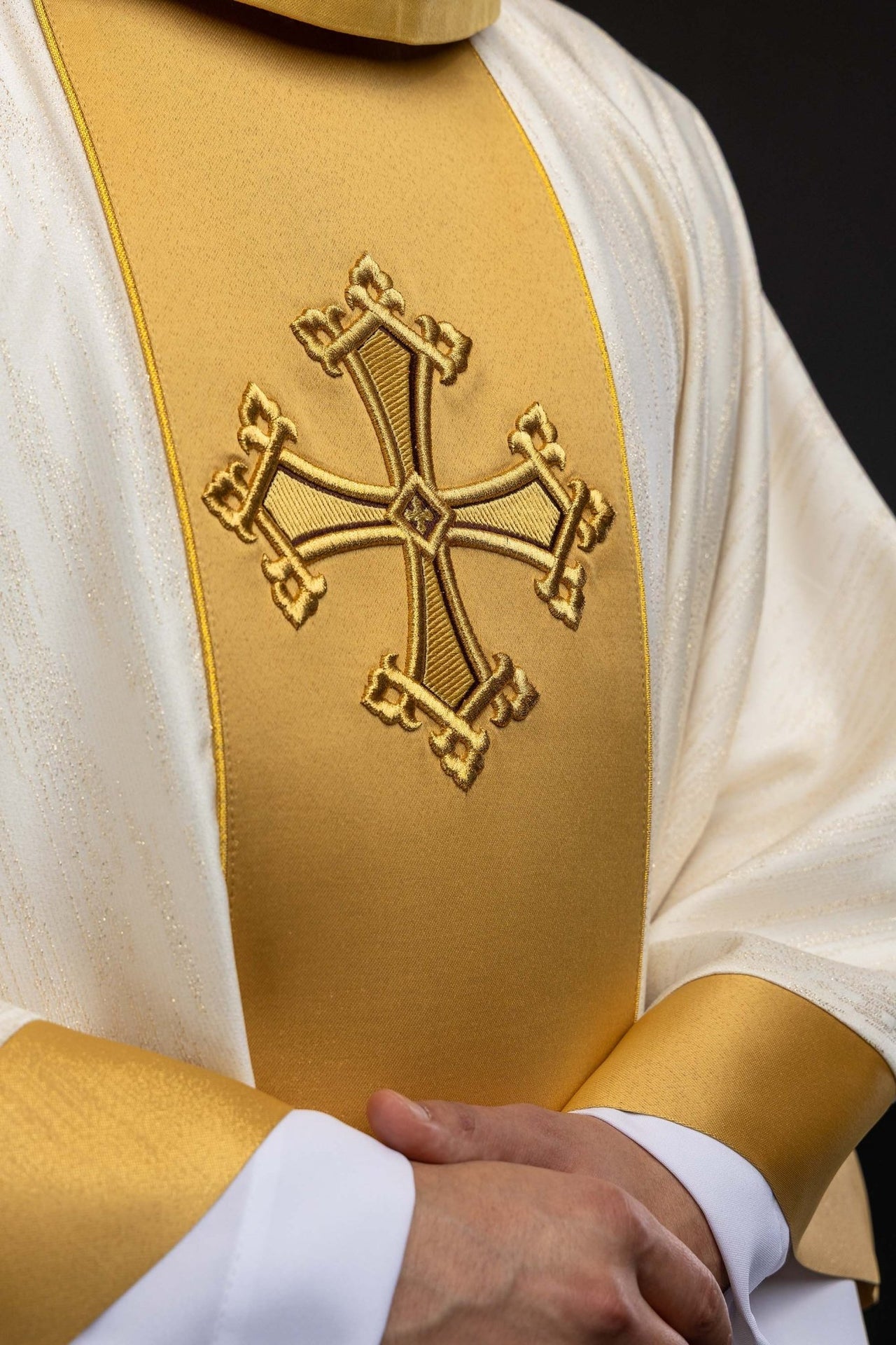 Ecru ornat z haftowanym motywem krzyża z pasem na ozdobnej tkaninie