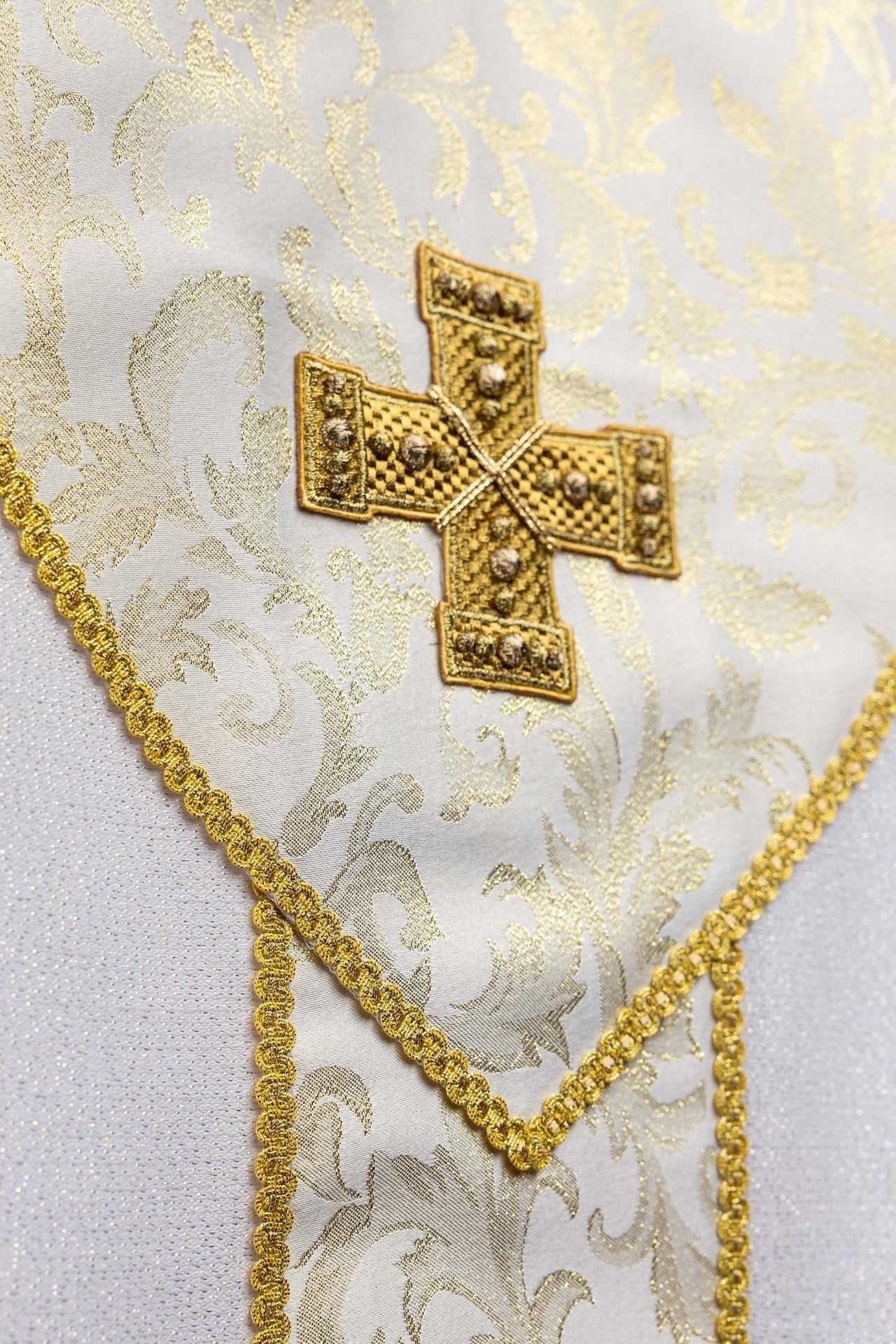 Ecru ornat z krzyżem ozdobiony tkaniną żakardową