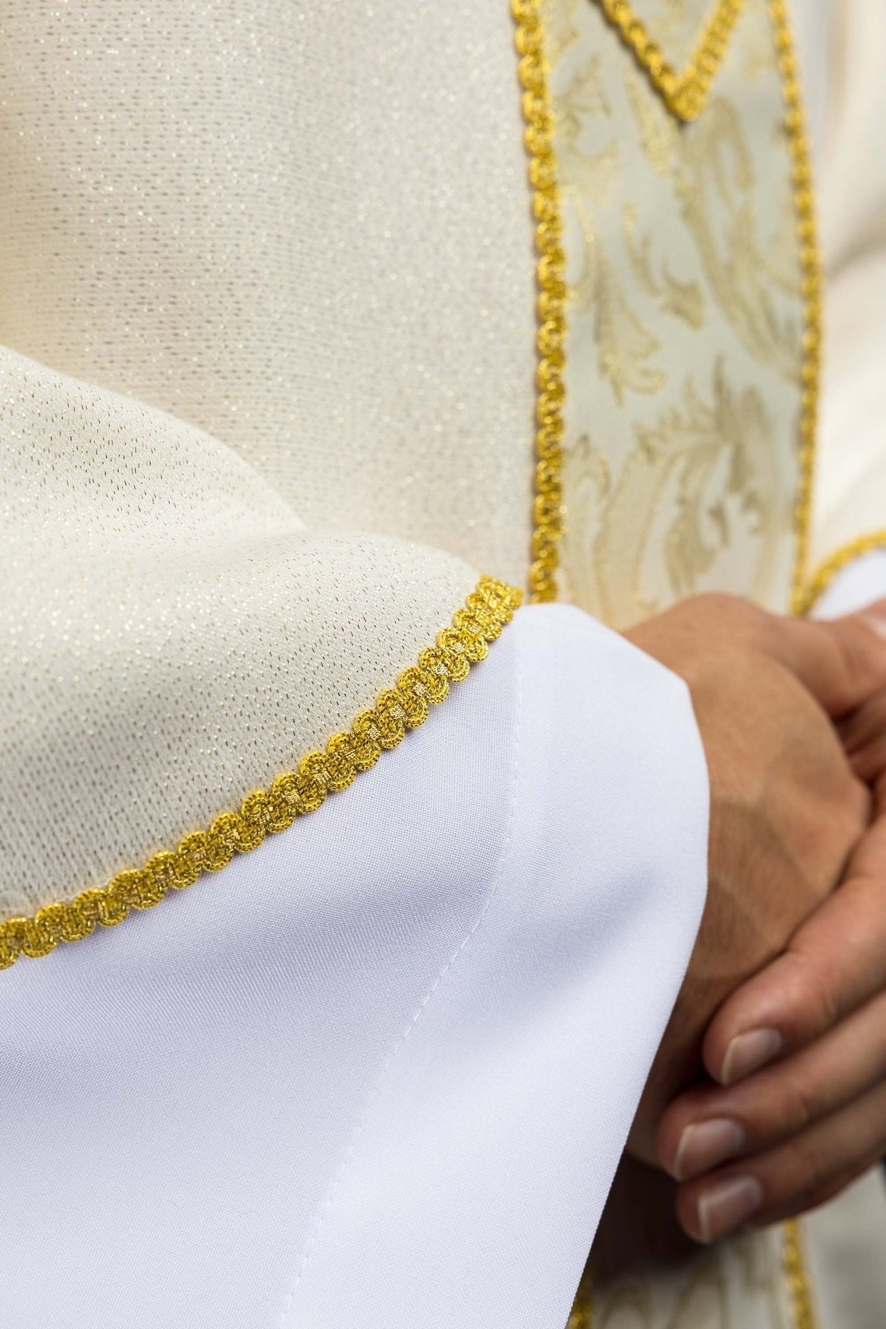 Ecru ornat z krzyżem ozdobiony tkaniną żakardową