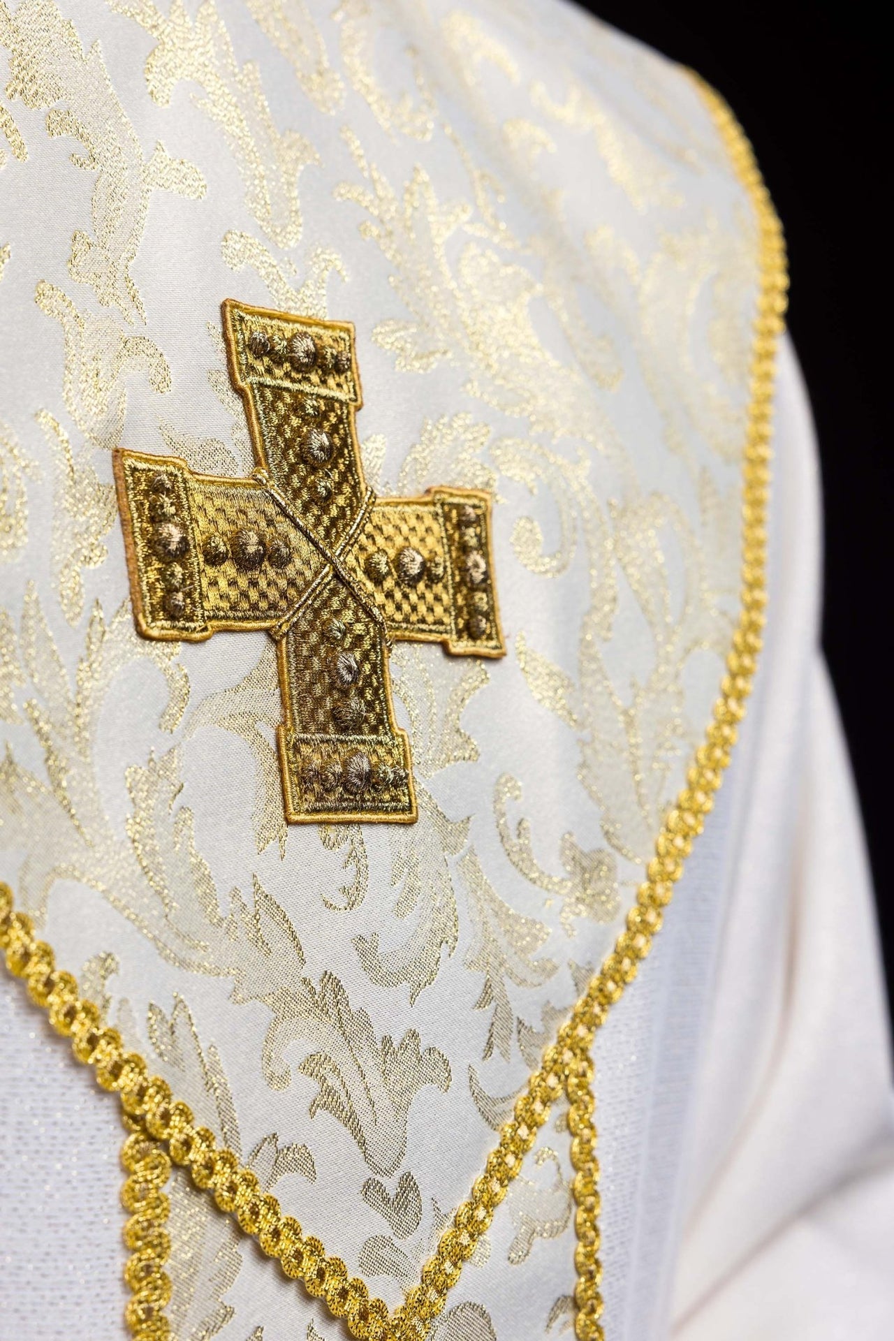 Ecru ornat z krzyżem ozdobiony tkaniną żakardową
