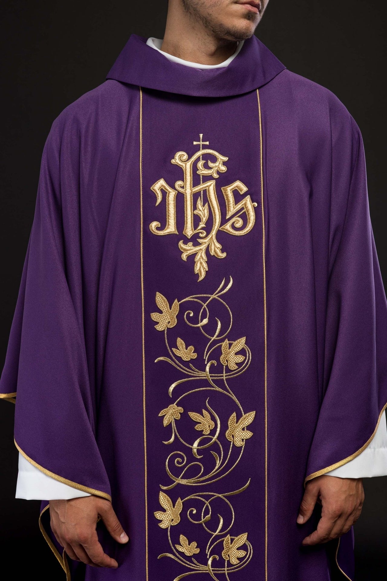 Fioletowy ornat liturgiczny z bogato zdobionym pasem motywem florystycznym i IHS