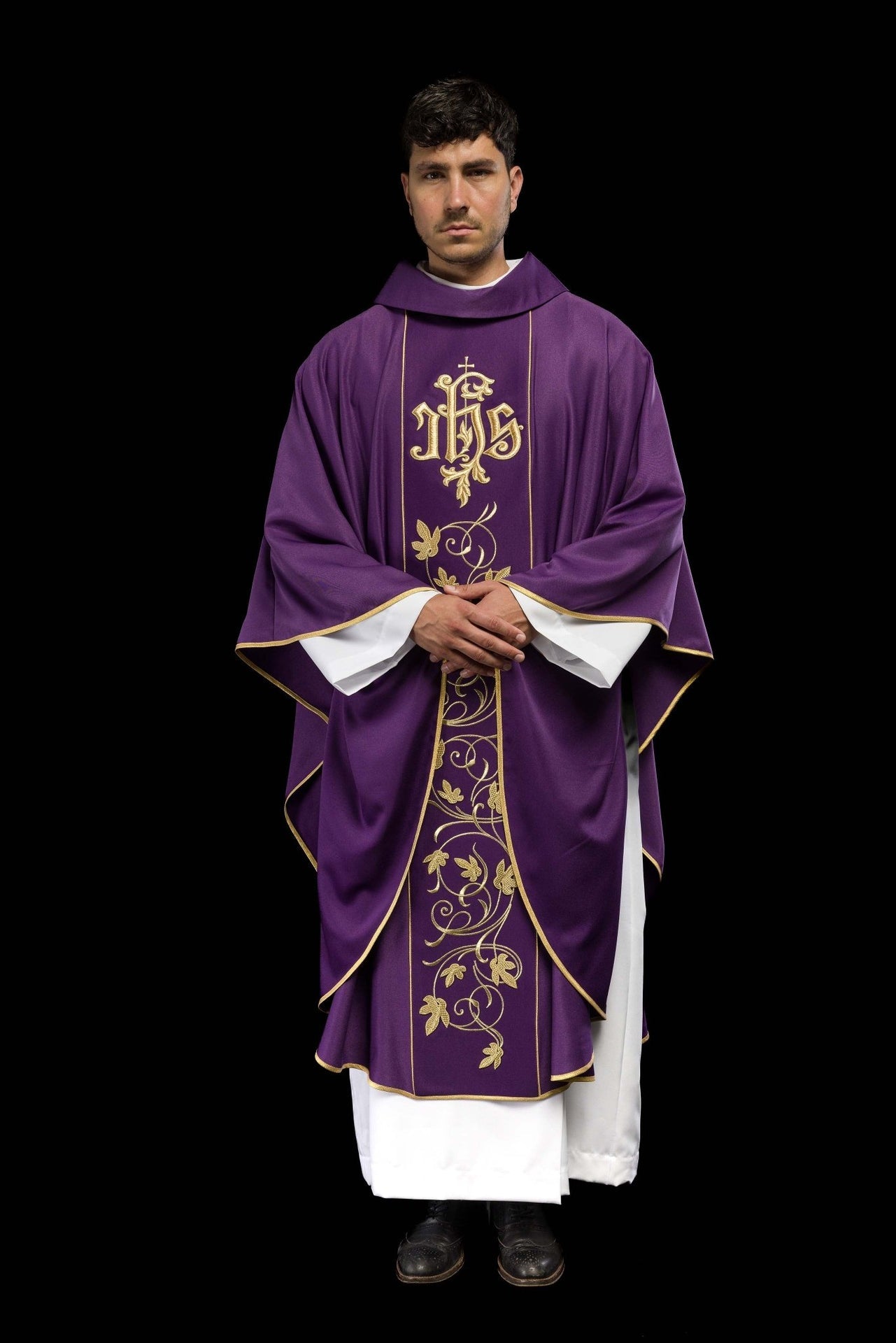Fioletowy ornat liturgiczny z bogato zdobionym pasem motywem florystycznym i IHS