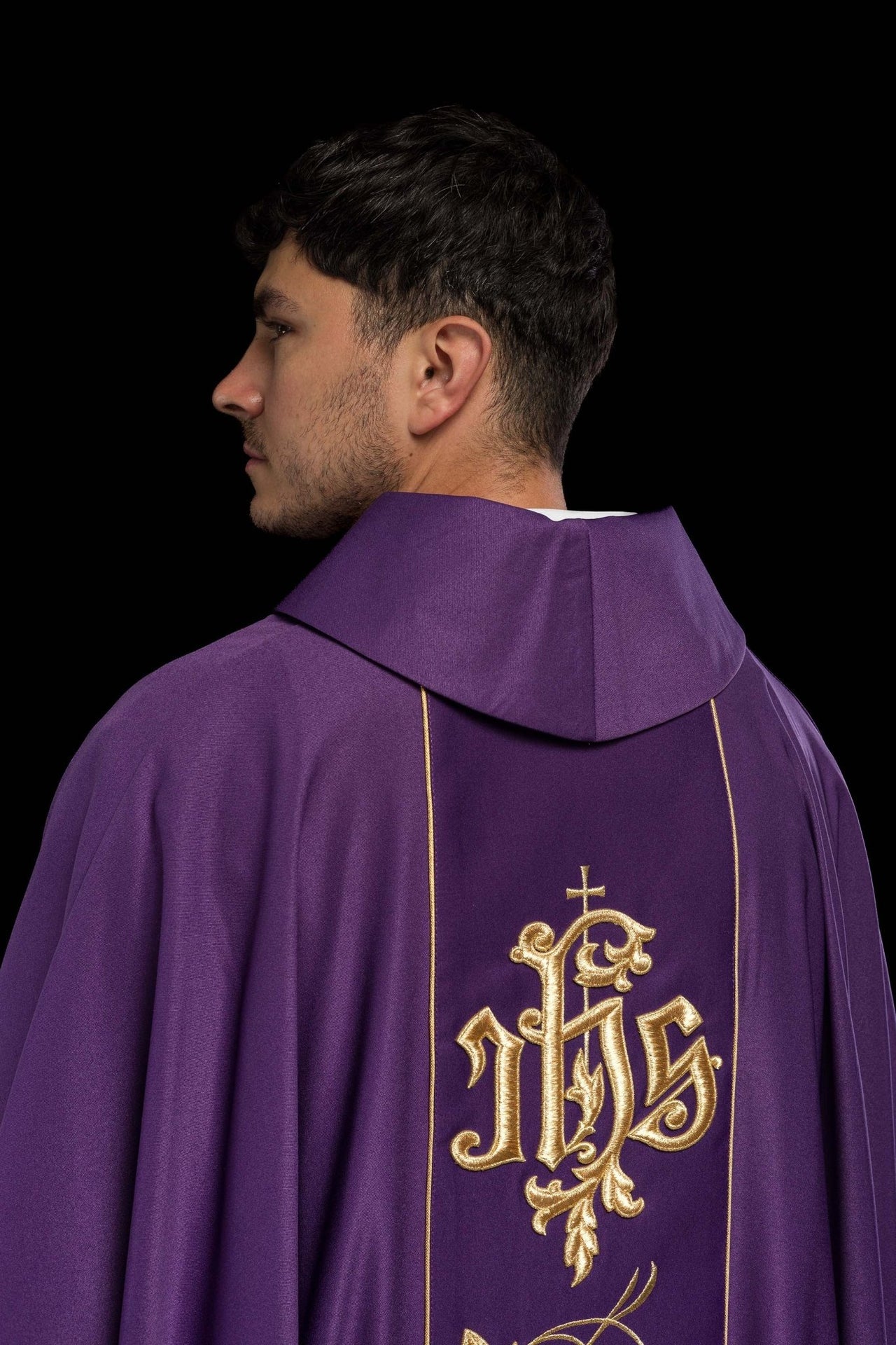 Fioletowy ornat liturgiczny z bogato zdobionym pasem motywem florystycznym i IHS