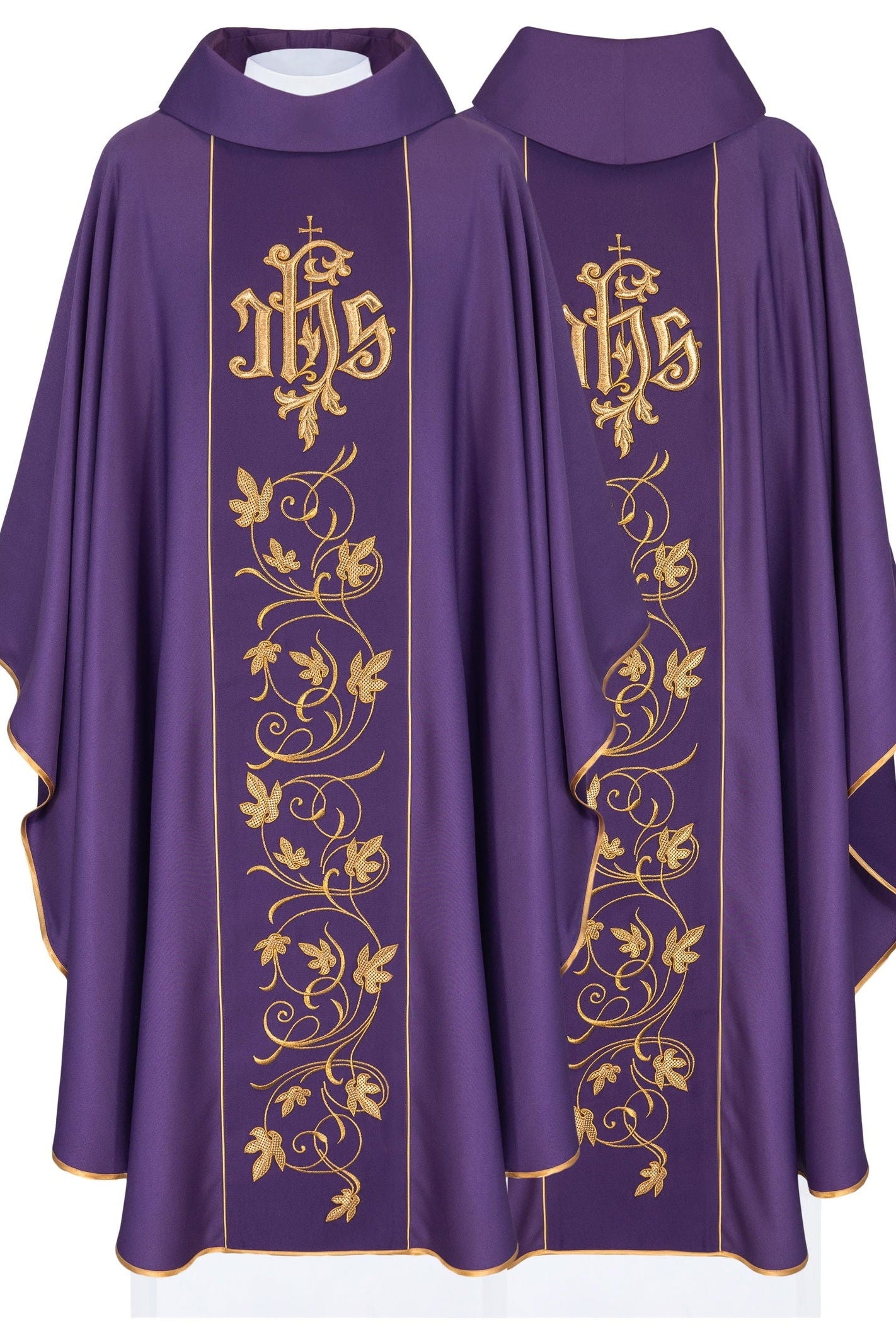 Casula liturgica viola con cintura riccamente decorata con motivo floreale e IHS