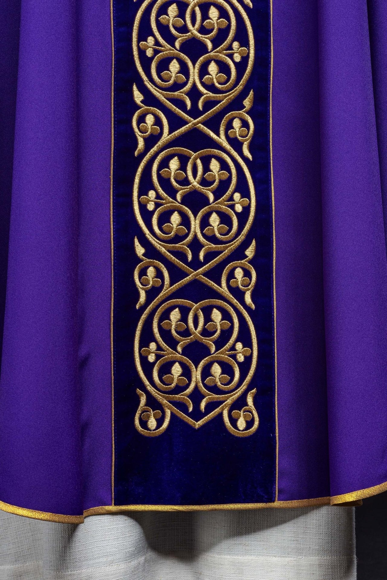 Fioletowy ornat liturgiczny zdobiony haftem na aksamicie