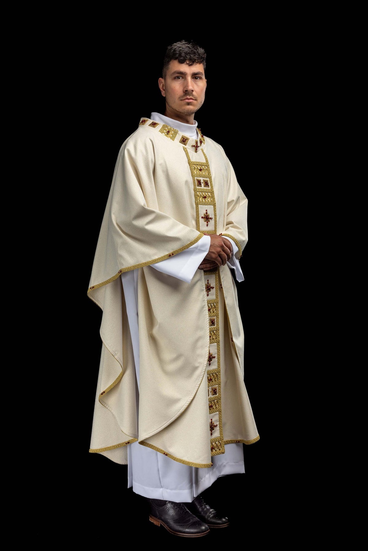 Casula avorio indossata, vista anteriore con stolone dorato e croci con pietre rosse