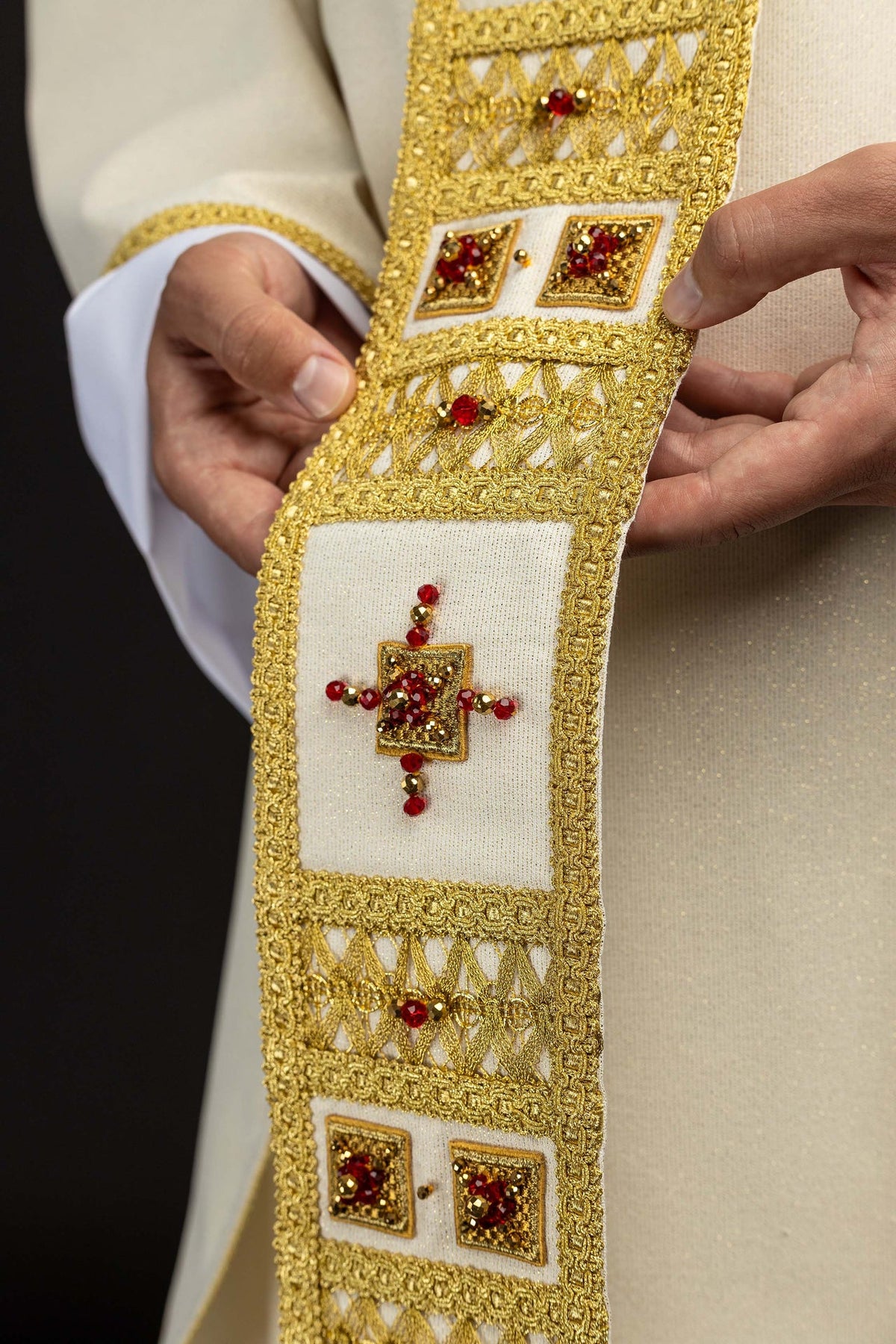 Casula avorio, dettaglio dei riquadri dorati con pietre rosse
