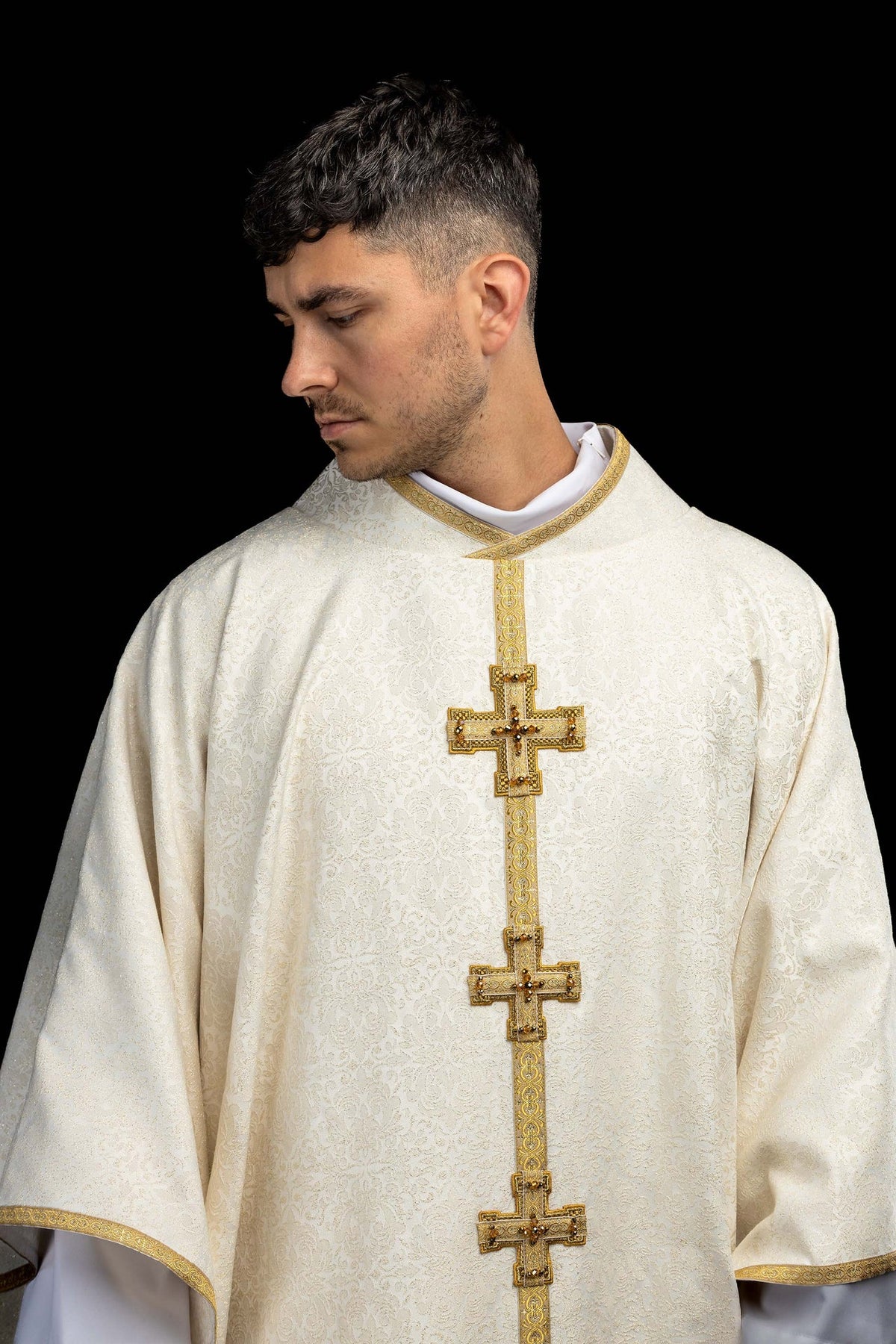 Casula fatta a mano con pietre naturali, Handmade 7007, indossata frontalmente in avorio con croci dorate