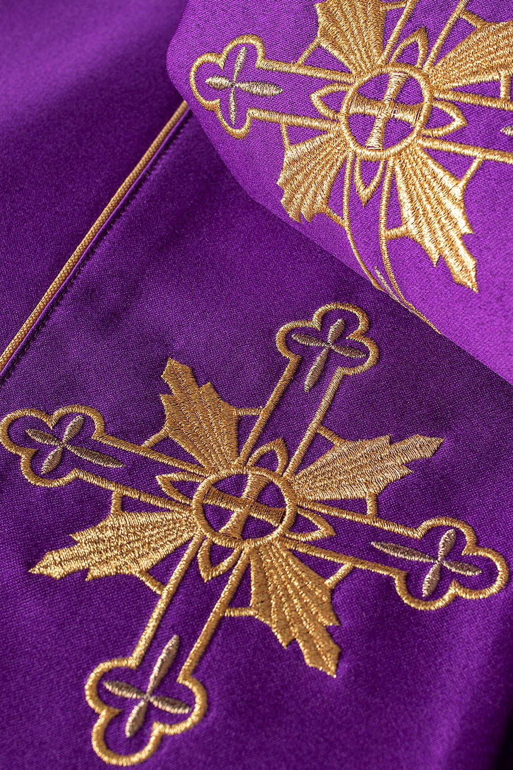 Piviale liturgico ricamo monogramma IHS