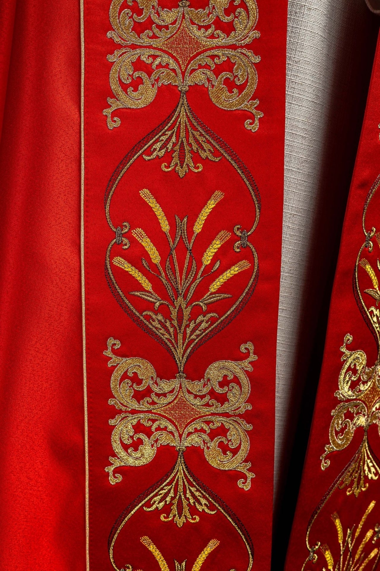 Kapa liturgiczna haftowana kielich i IHS w odcieniu czerwonym