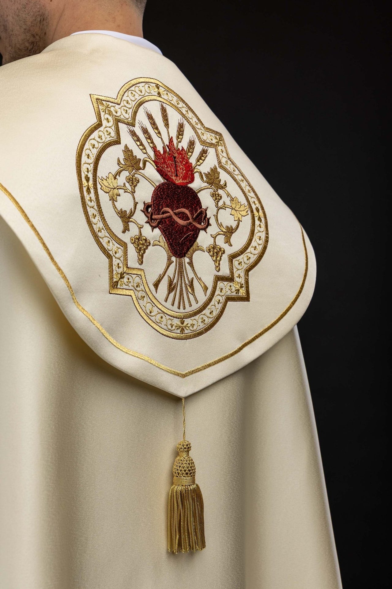 Kapa liturgiczna z haftem Najświętszego Serca Jezusa