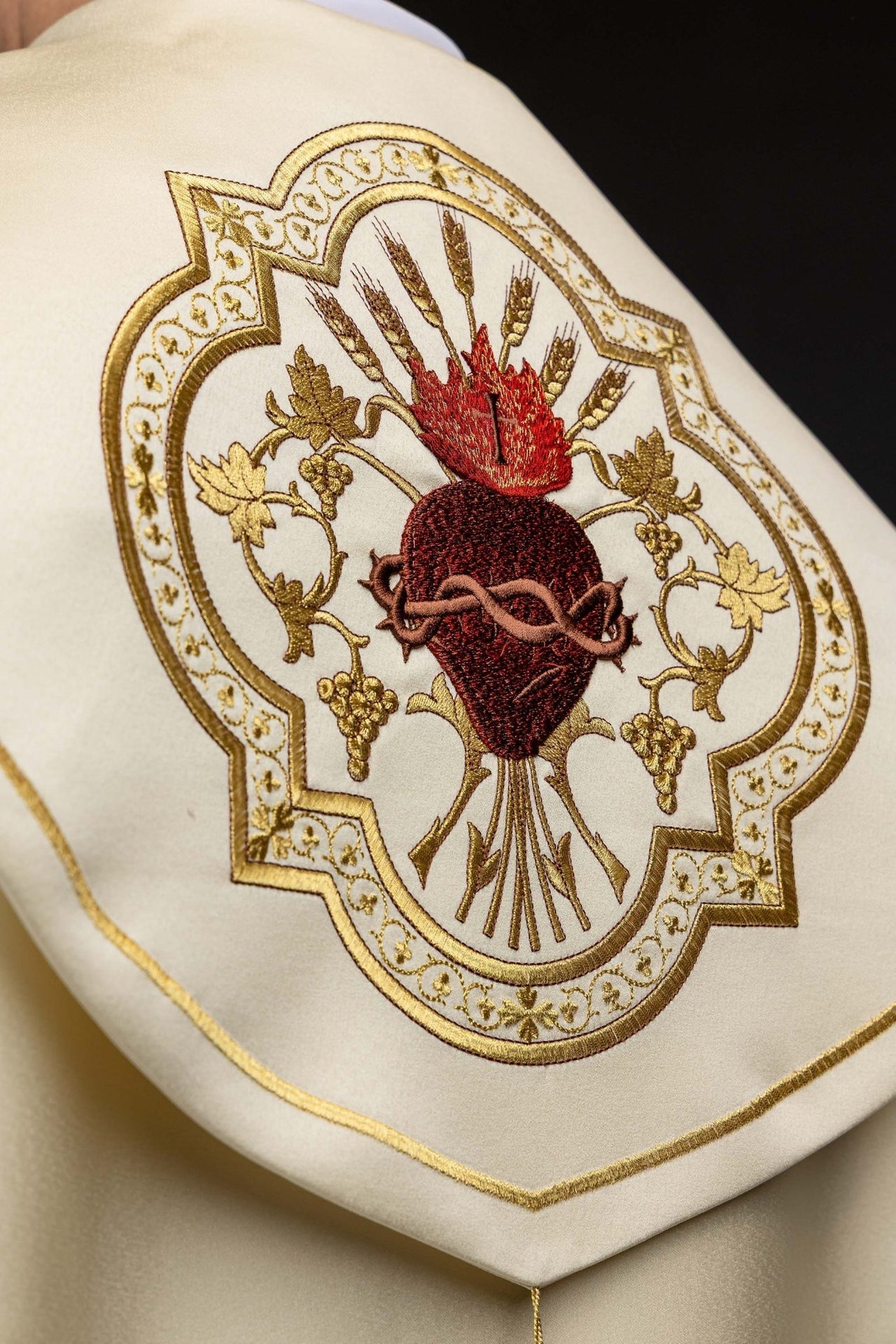 Kapa liturgiczna z haftem Najświętszego Serca Jezusa
