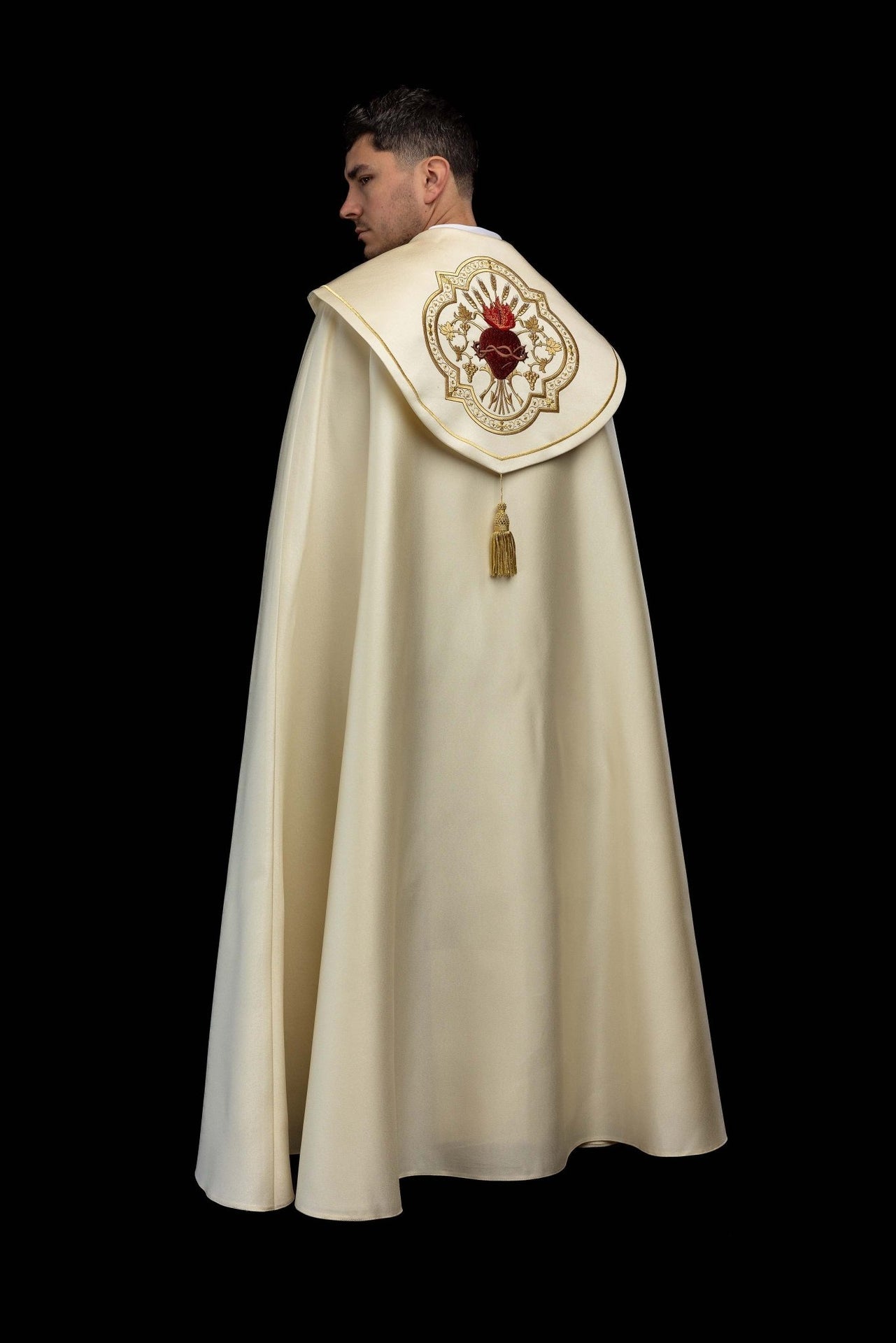 Kapa liturgiczna z haftem Najświętszego Serca Jezusa