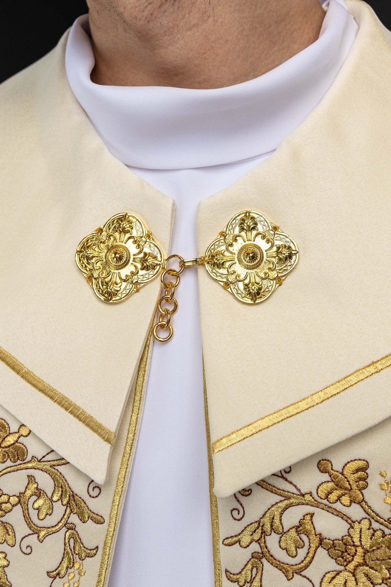 Kapa liturgiczna z haftem Najświętszego Serca Jezusa