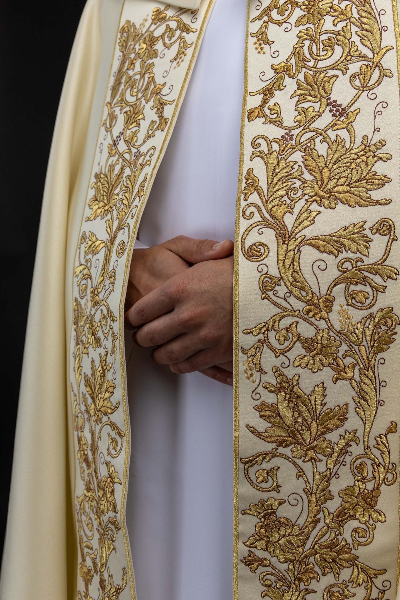Kapa liturgiczna z haftem Najświętszego Serca Jezusa