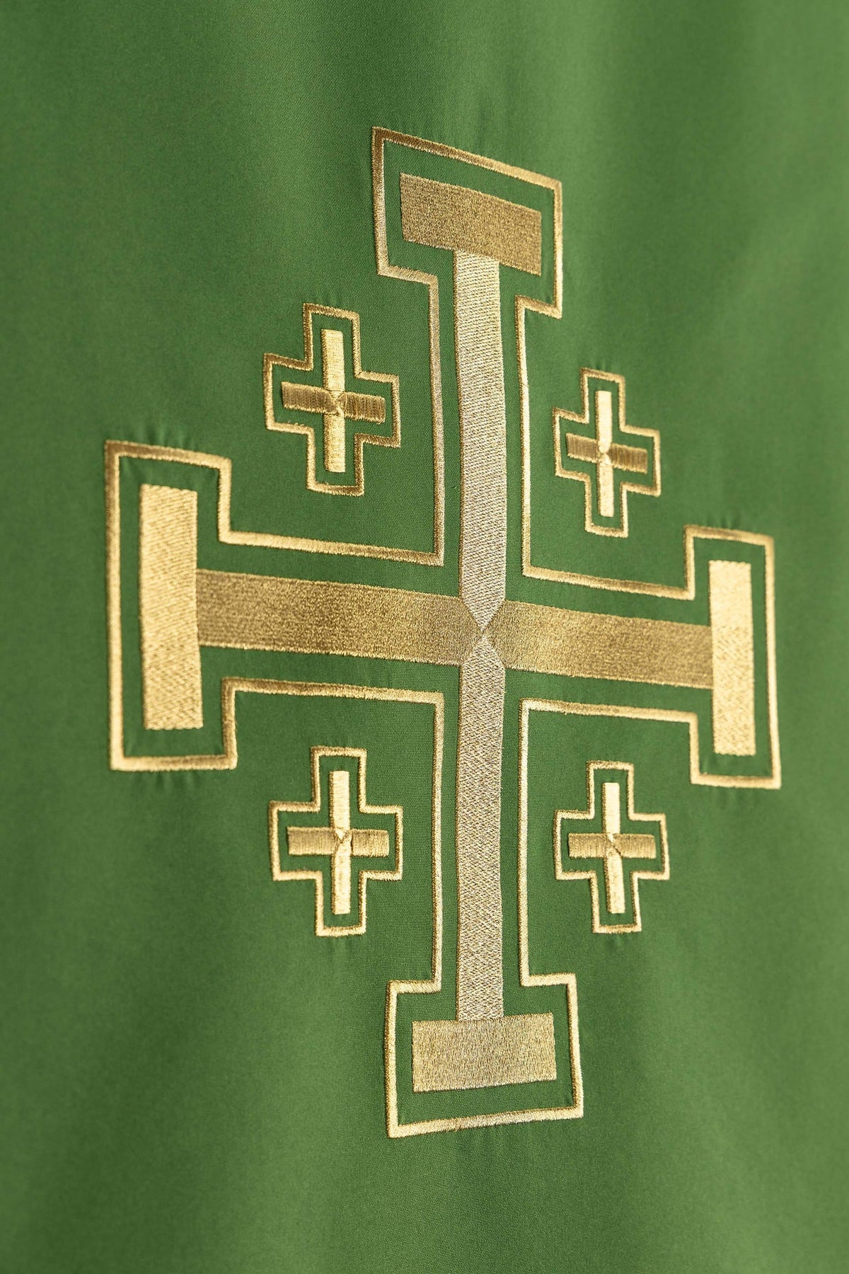 Copri ambone verde, dettaglio ravvicinato del ricamo della Croce di Gerusalemme