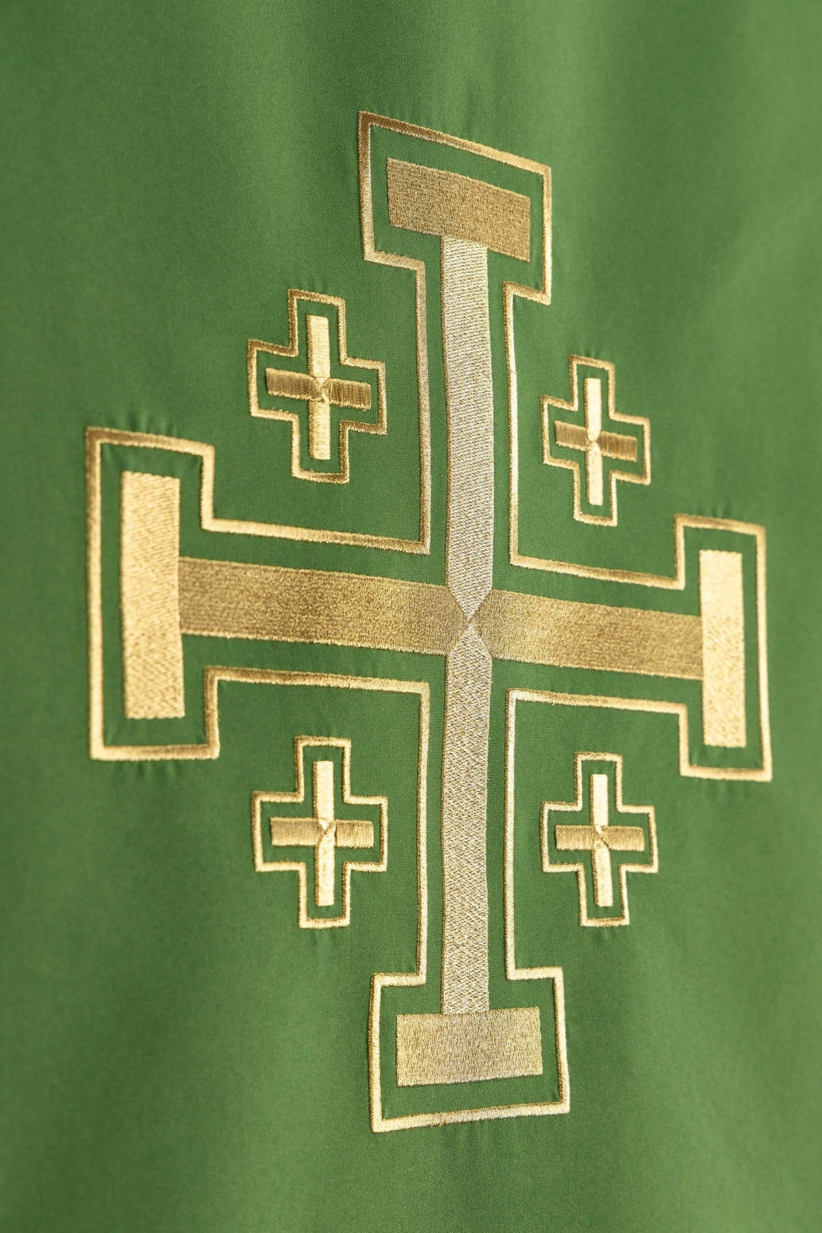Copri ambone verde, particolare frontale della Croce di Gerusalemme ricamata