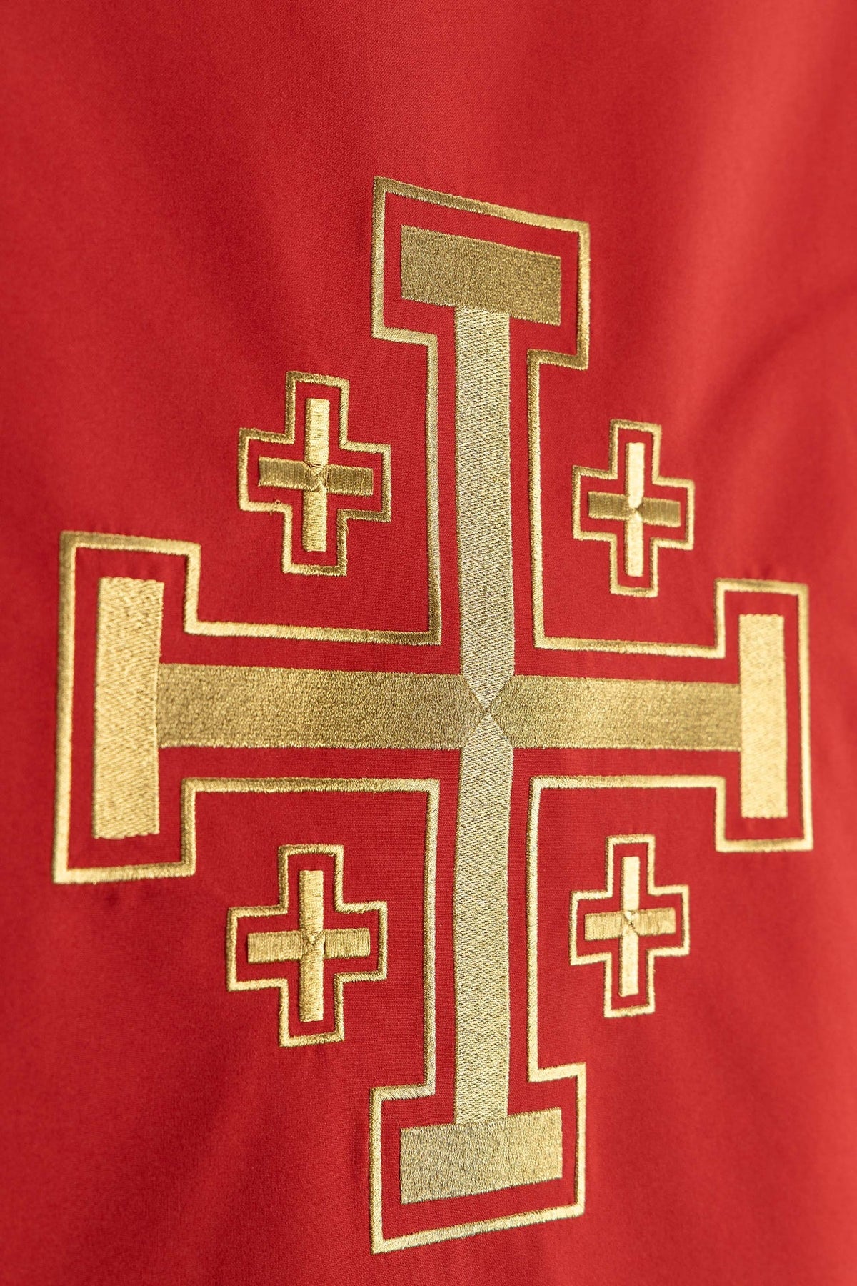 Copri ambone rosso, dettaglio del ricamo della Croce di Gerusalemme