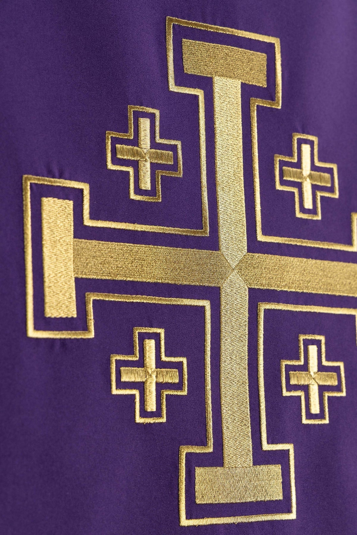 Copri ambone viola, dettaglio laterale del ricamo della Croce di Gerusalemme