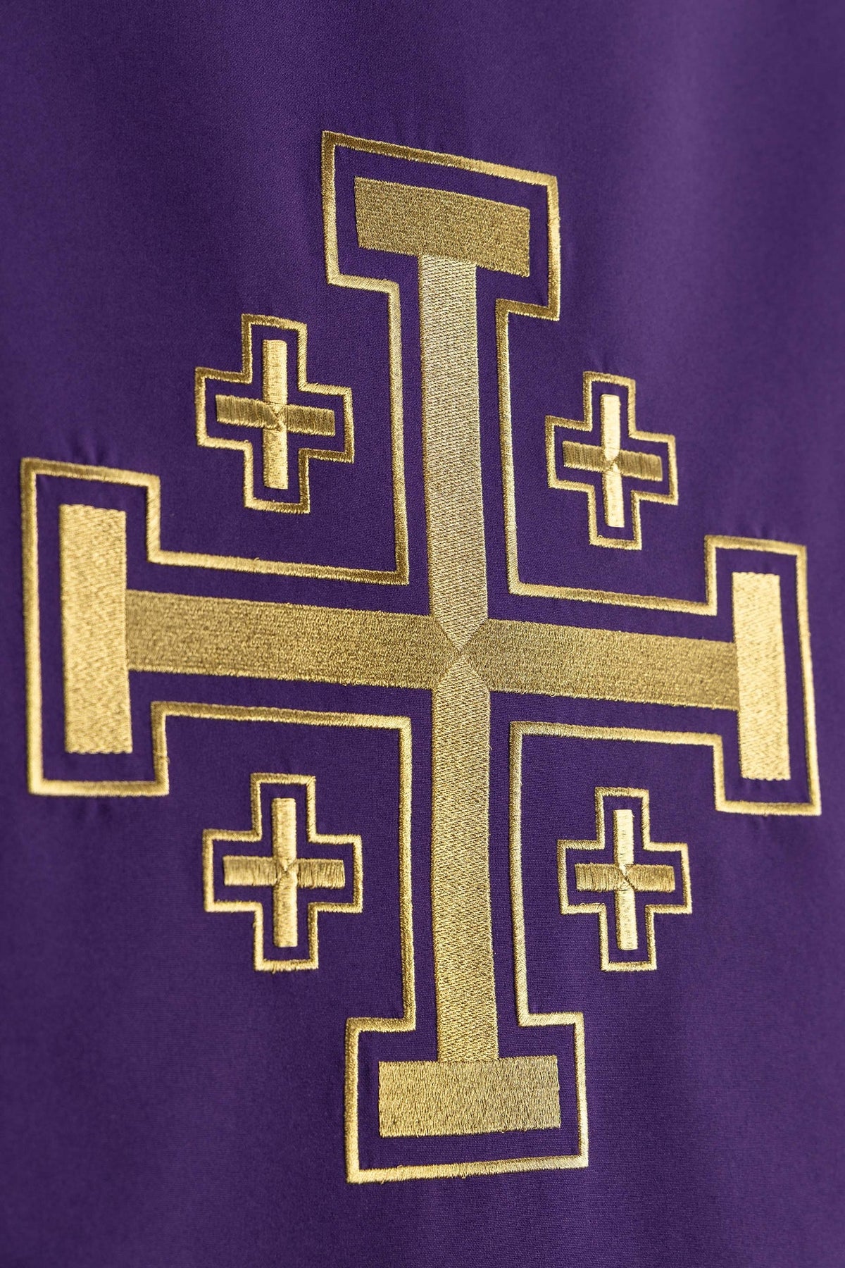 Copri ambone viola, dettaglio frontale del ricamo della Croce di Gerusalemme