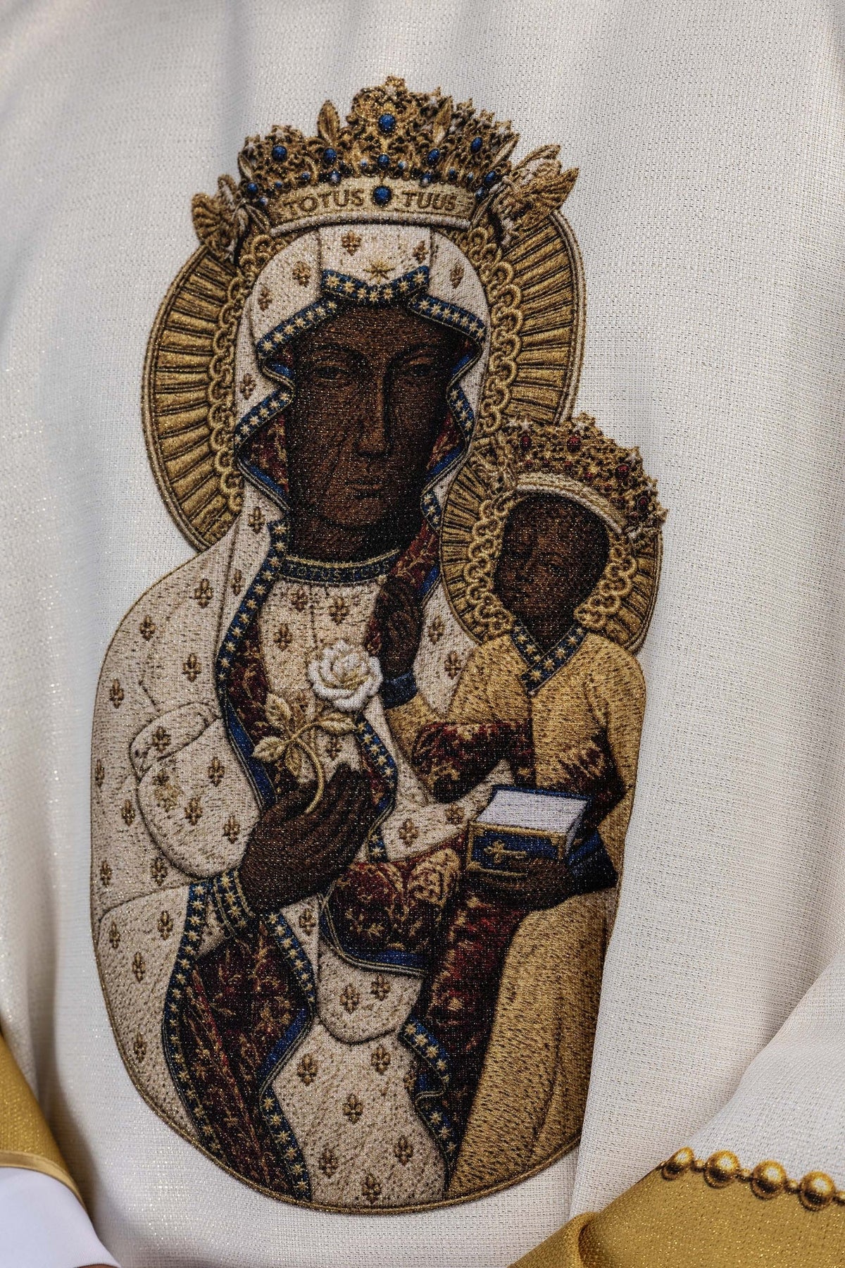 Casula con immagine della Madonna, primo piano del motivo stampato sul davanti