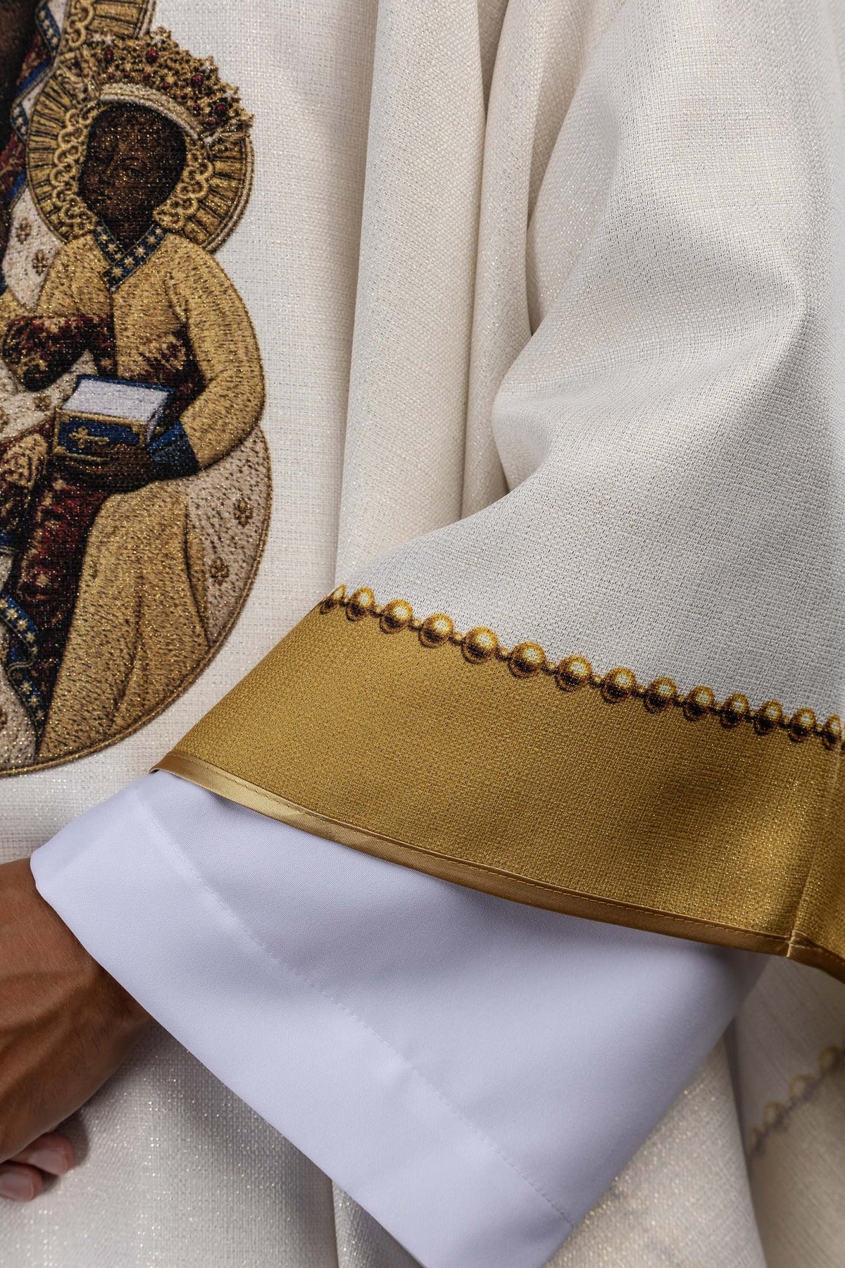 Casula avorio con immagine della Madonna e bordo dorato ricamato sulla manica