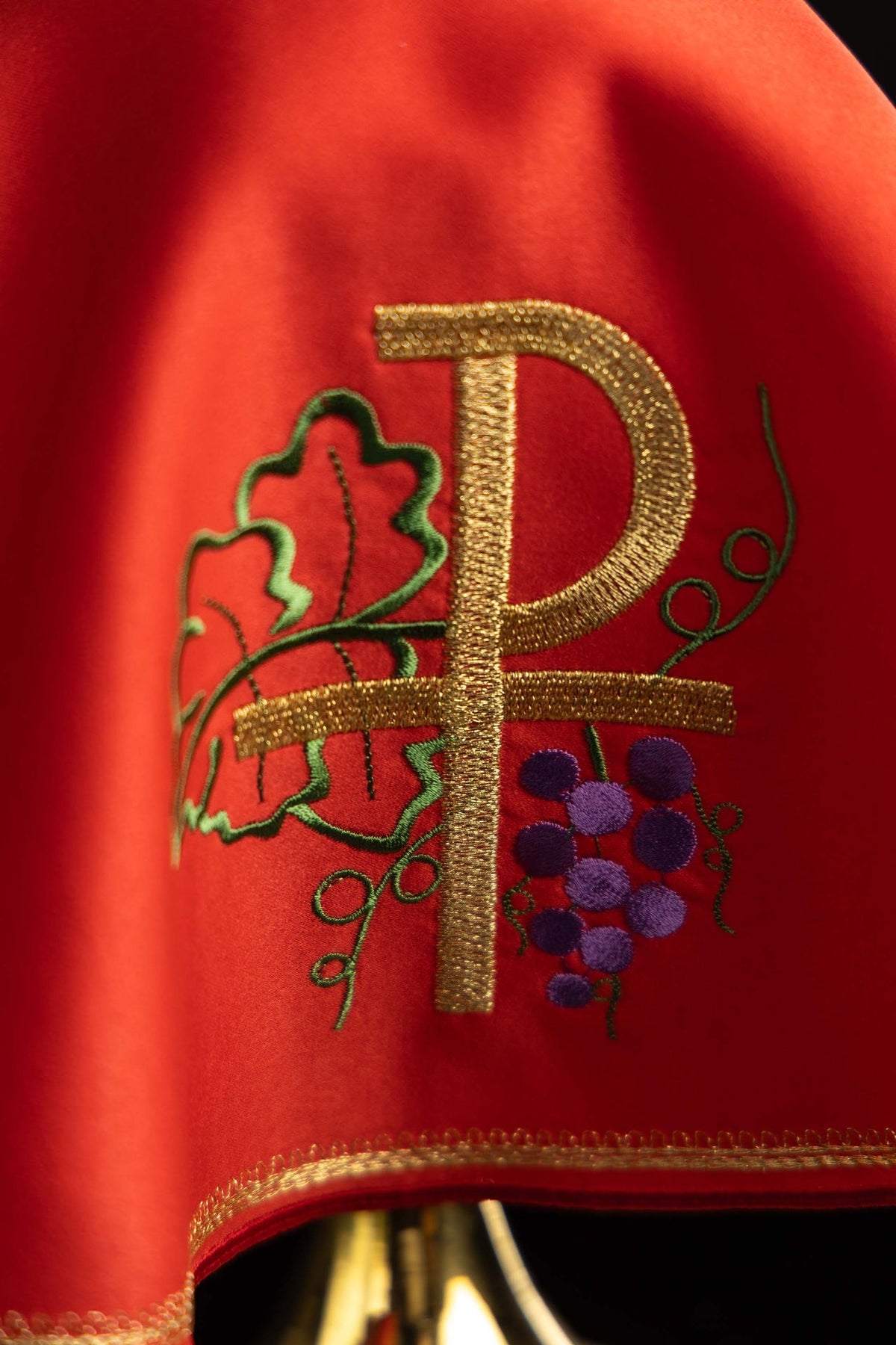 Velo per pisside rosso, dettaglio del ricamo PAX dorato con foglie e grappoli d’uva