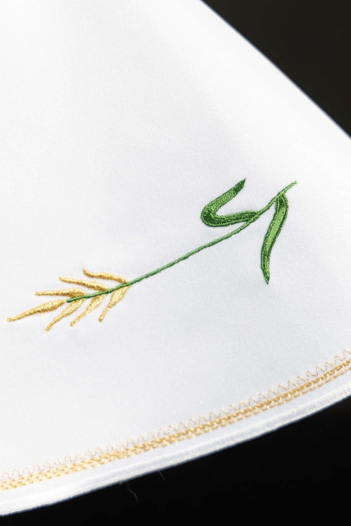 Velo per pisside bianco, dettaglio del ricamo con spiga verde e bordo dorato