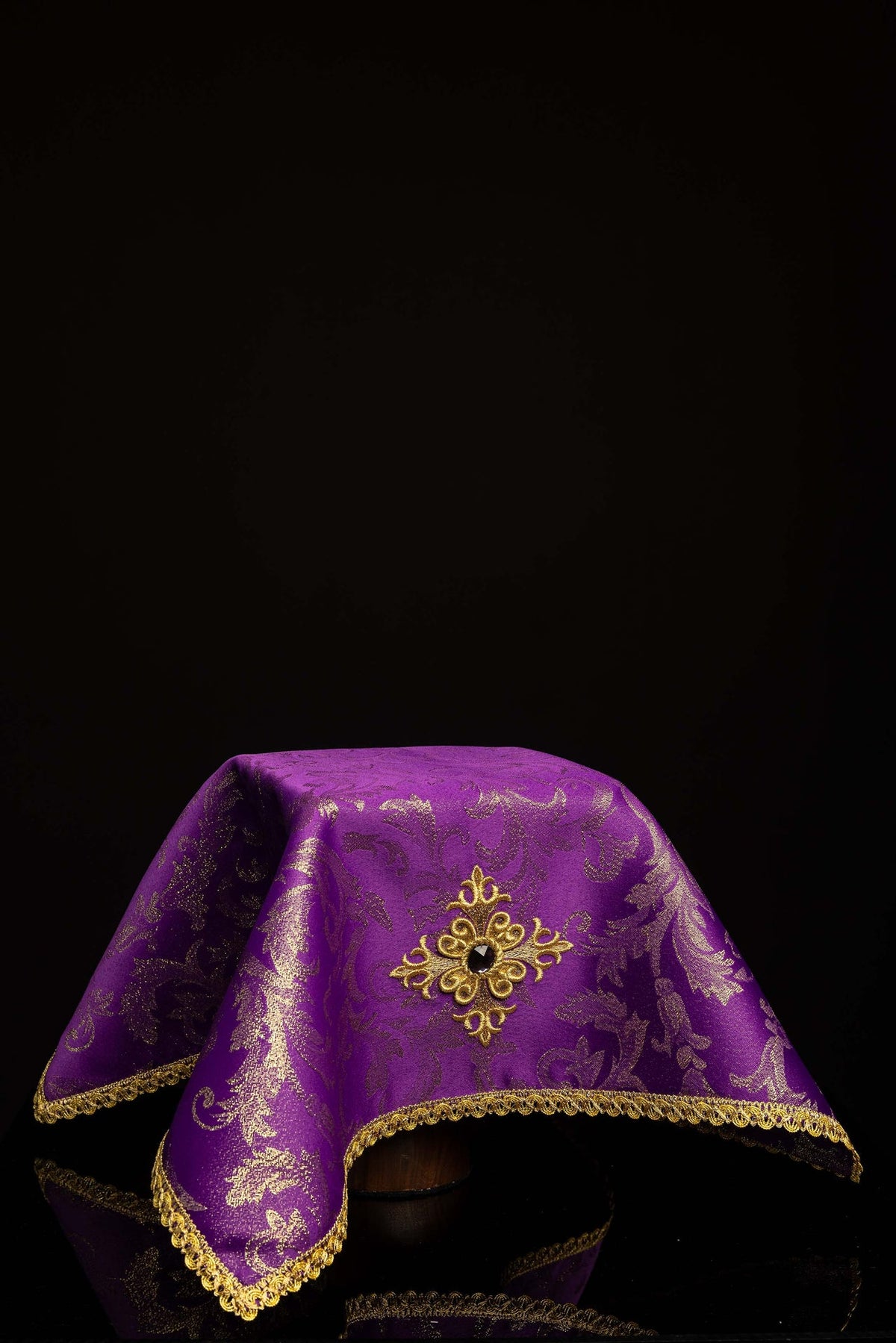 Copricalice viola ricamato con motivo a croce e pietra, vista frontale con bordo dorato