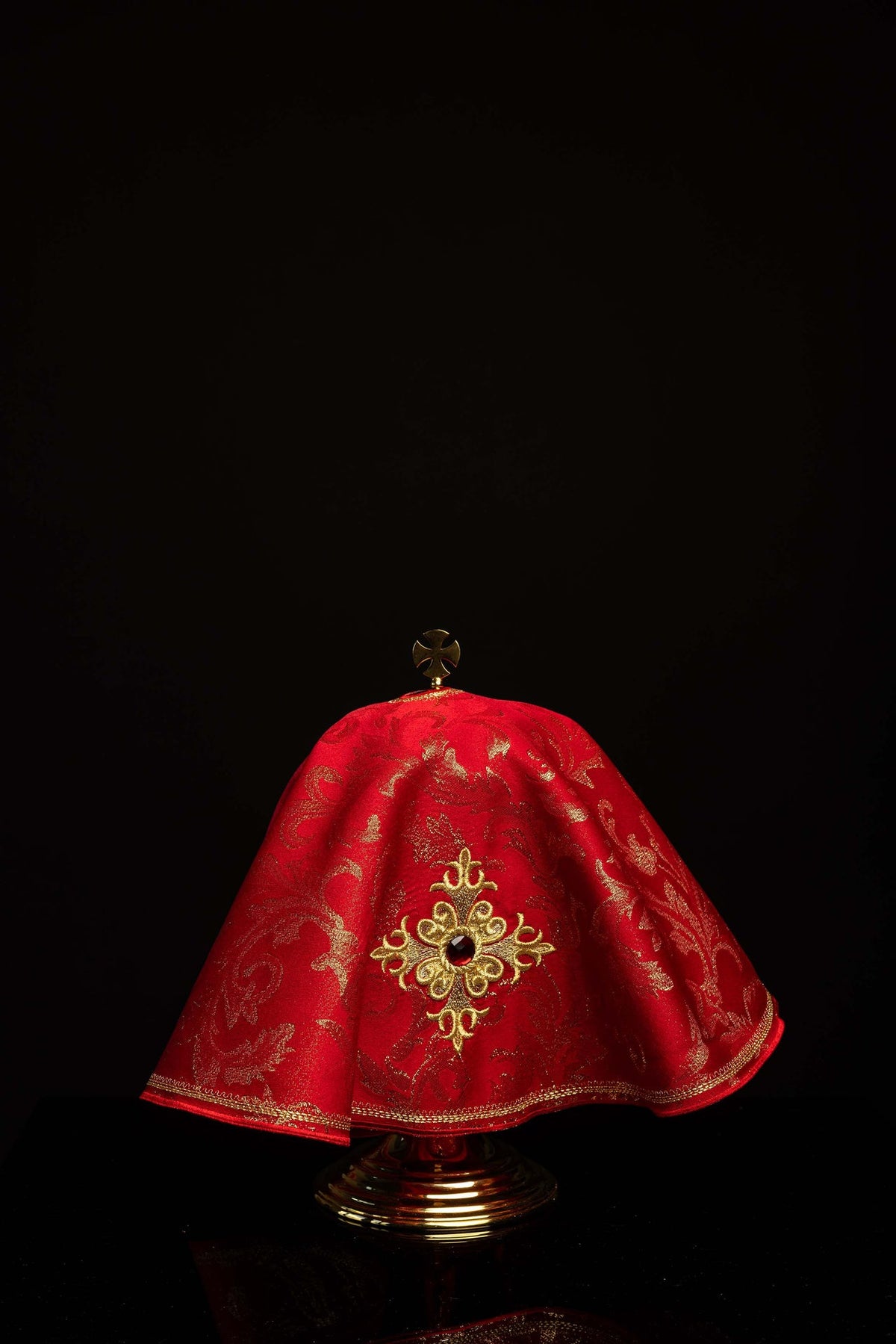 Velo per pisside rotondo rosso con croce ricamata e pietra decorativa, vista frontale