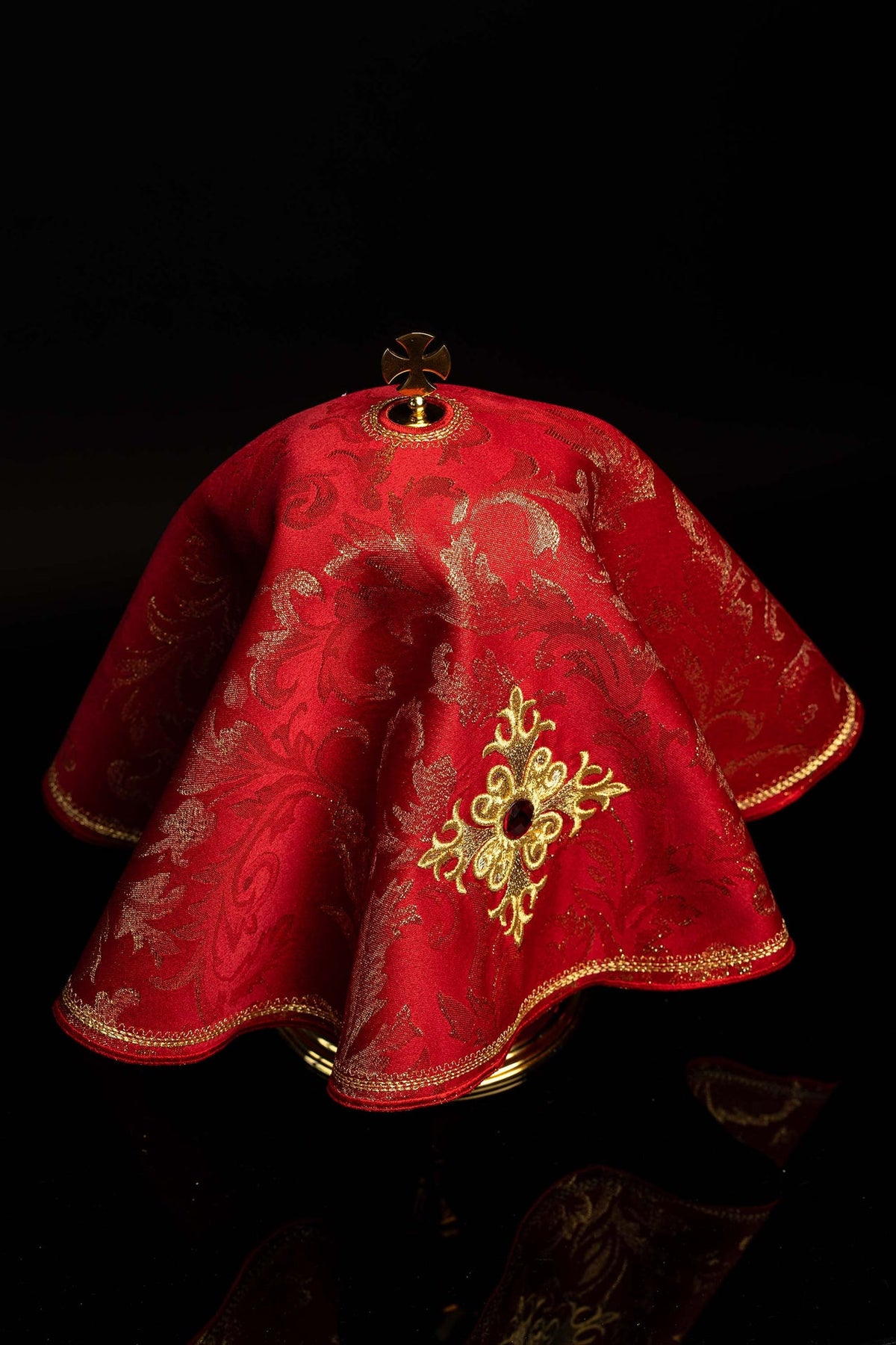 Velo per pisside rosso con croce ricamata e pietra decorativa, vista laterale