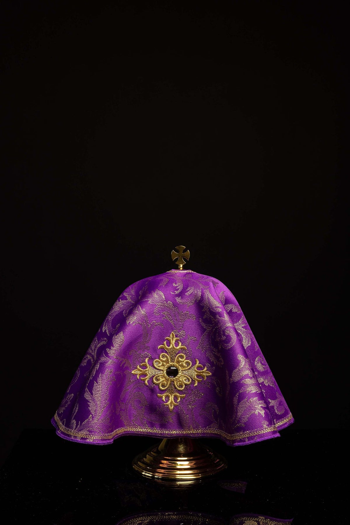 Velo per pisside rotondo viola con croce ricamata e pietra decorativa, vista frontale