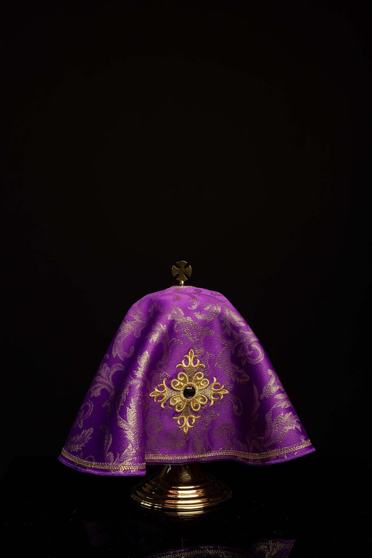 Velo per pisside viola, vista posteriore con motivo damascato e croce ricamata