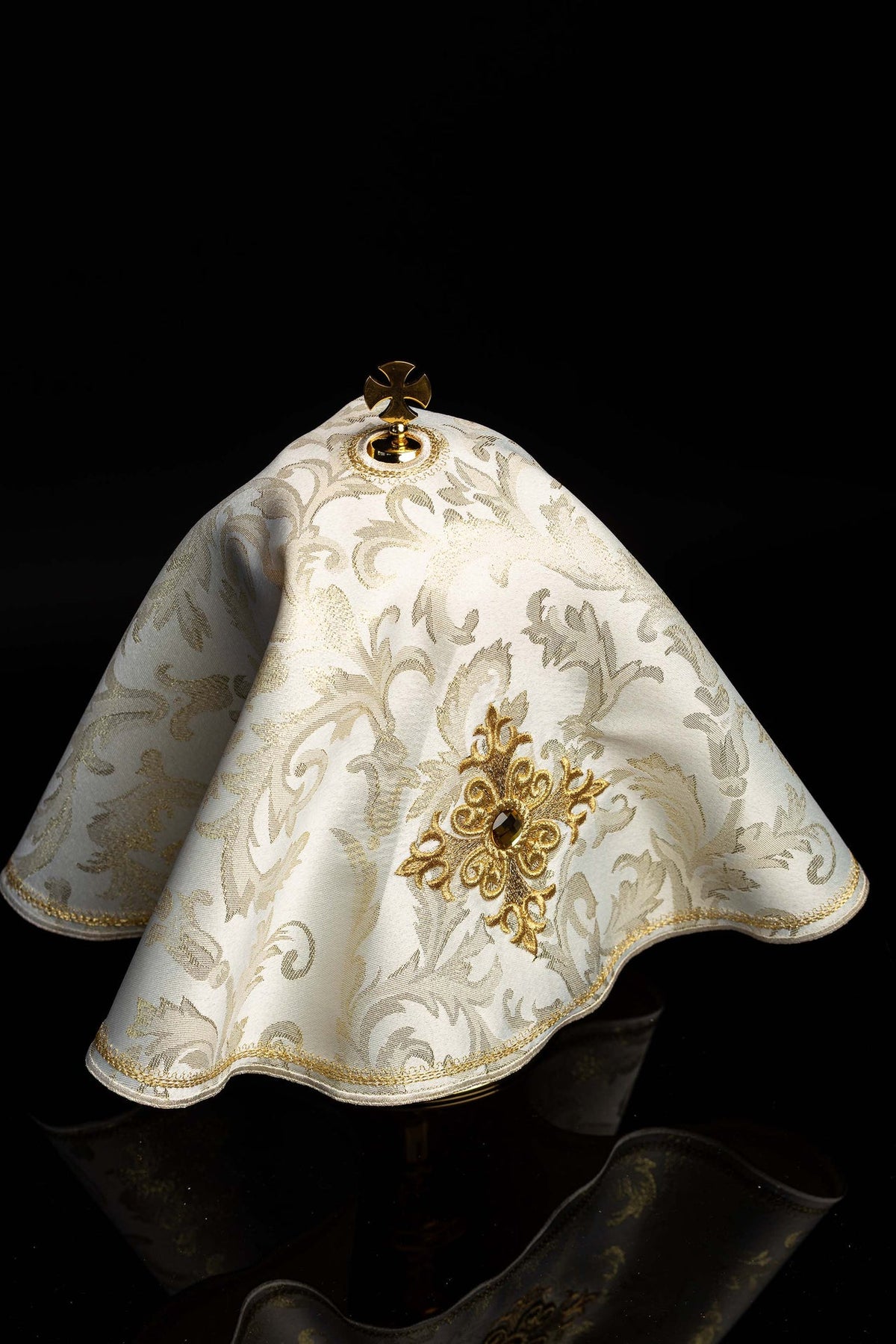 Velo per pisside avorio, vista laterale con motivo ornamentale e bordo ricamato