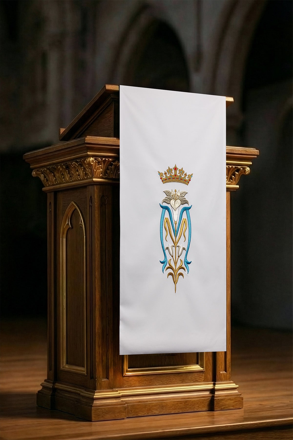 Bianco coprileggio ricamato con motivo mariano