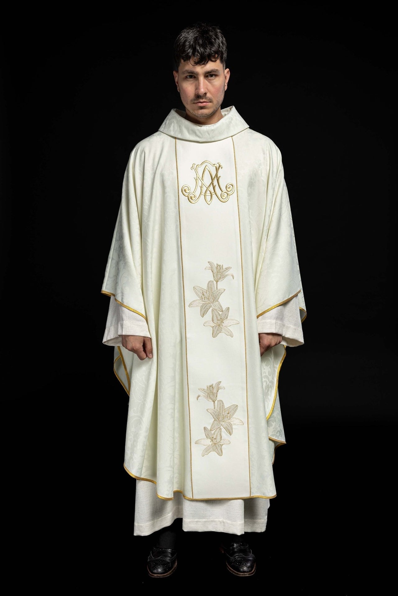 Maryjny Ornat liturgiczny z haftowanymi liliami