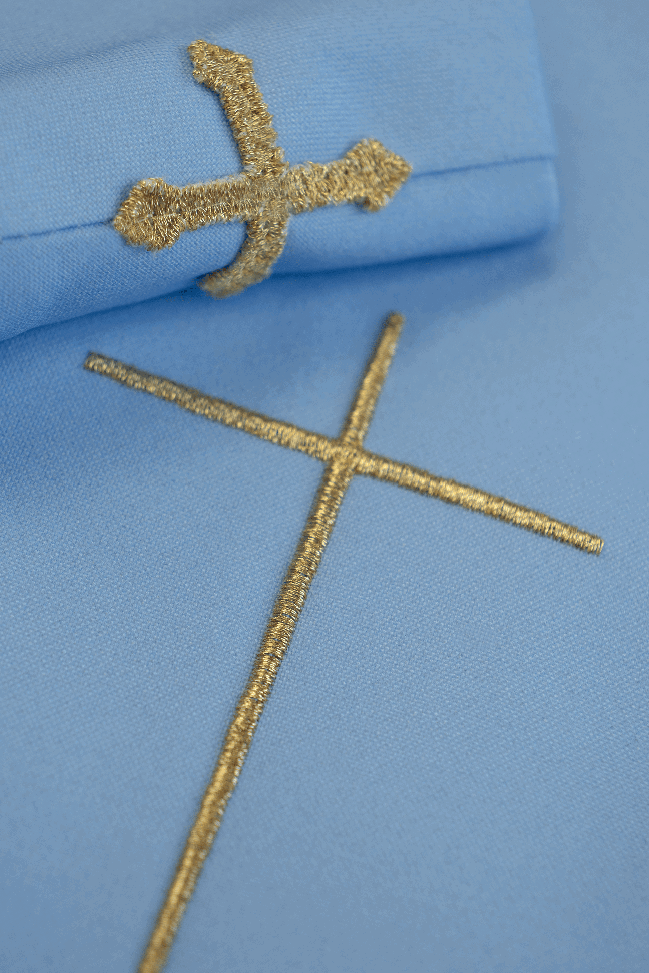 Casula Azzurra con stolone ricamato con Monogramma Mariano in blu