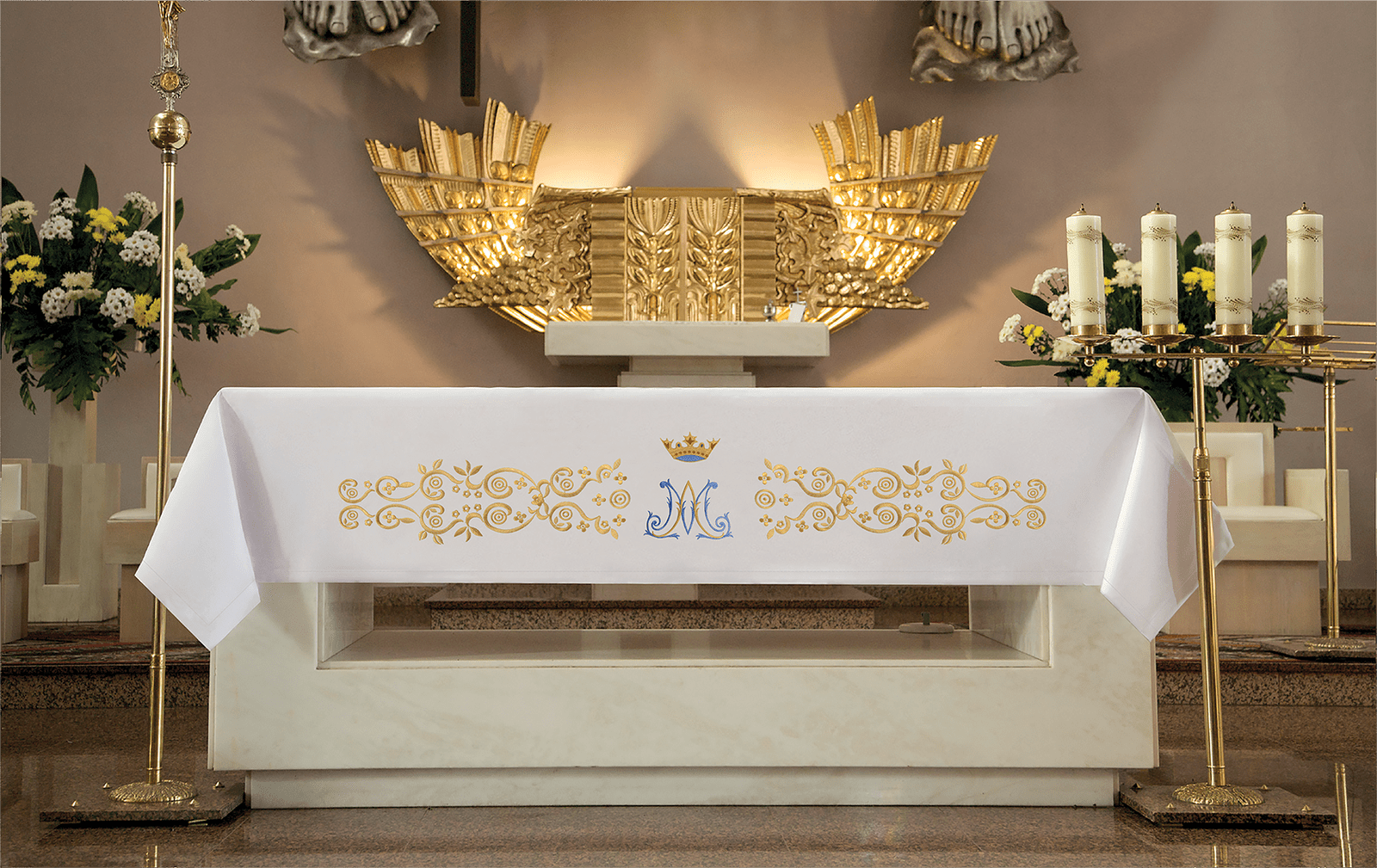 Obrus ołtarzowy z złotym haftem czołowym z motywem maryjnym