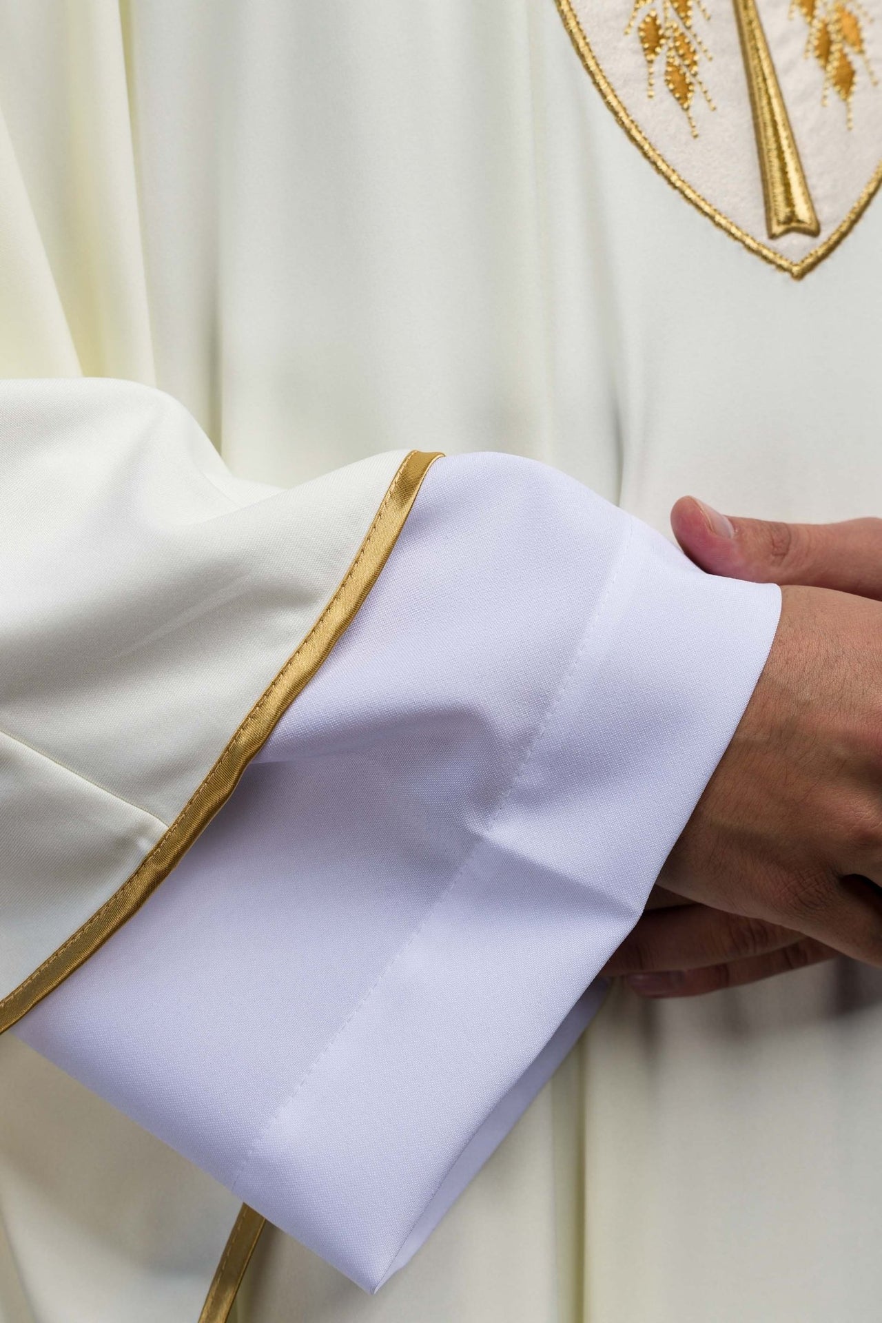 Ornat haftowany Krzyż ecru lekka dzianina SACROLITE