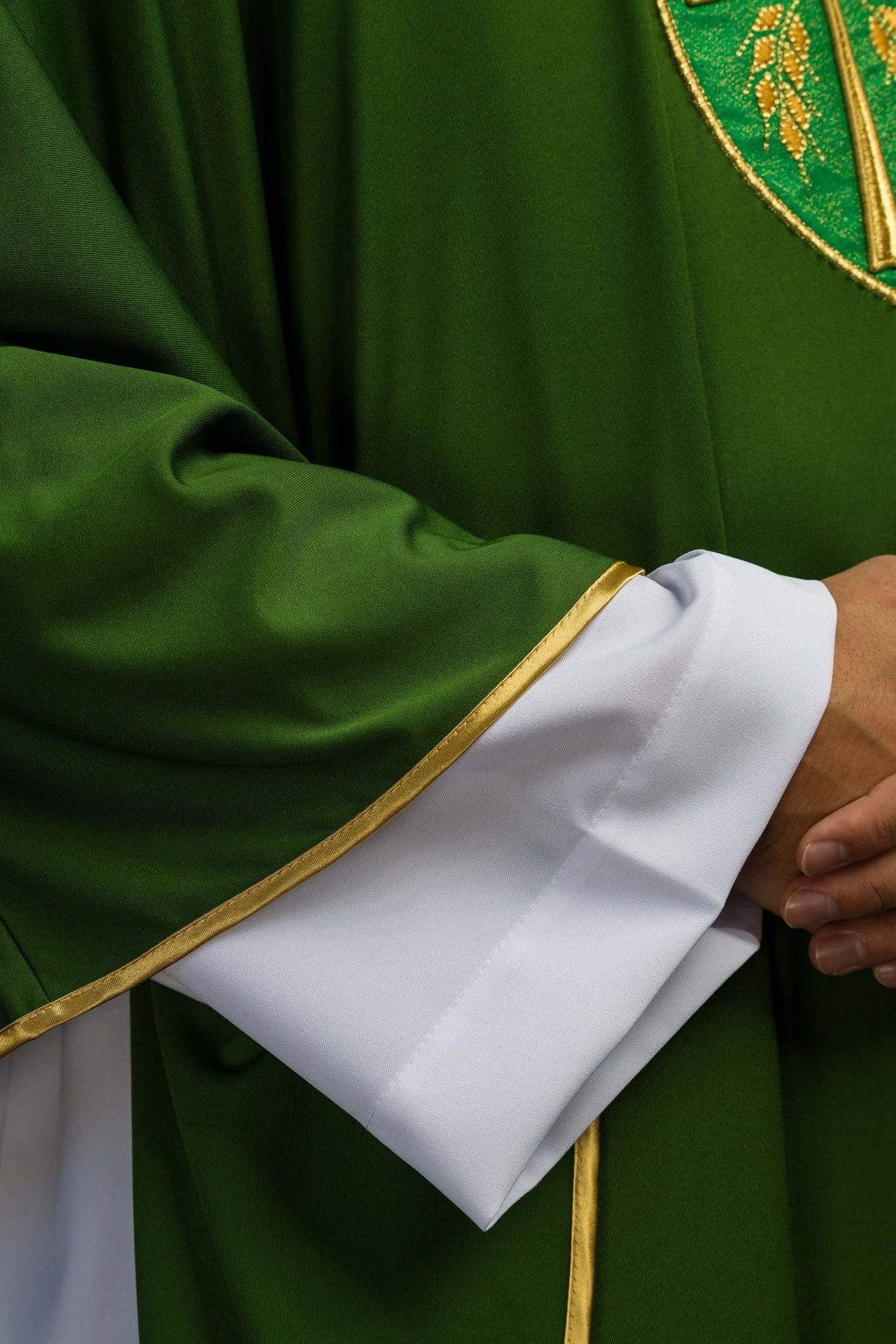 Ornat haftowany Krzyż zielony lekka dzianina SACROLITE