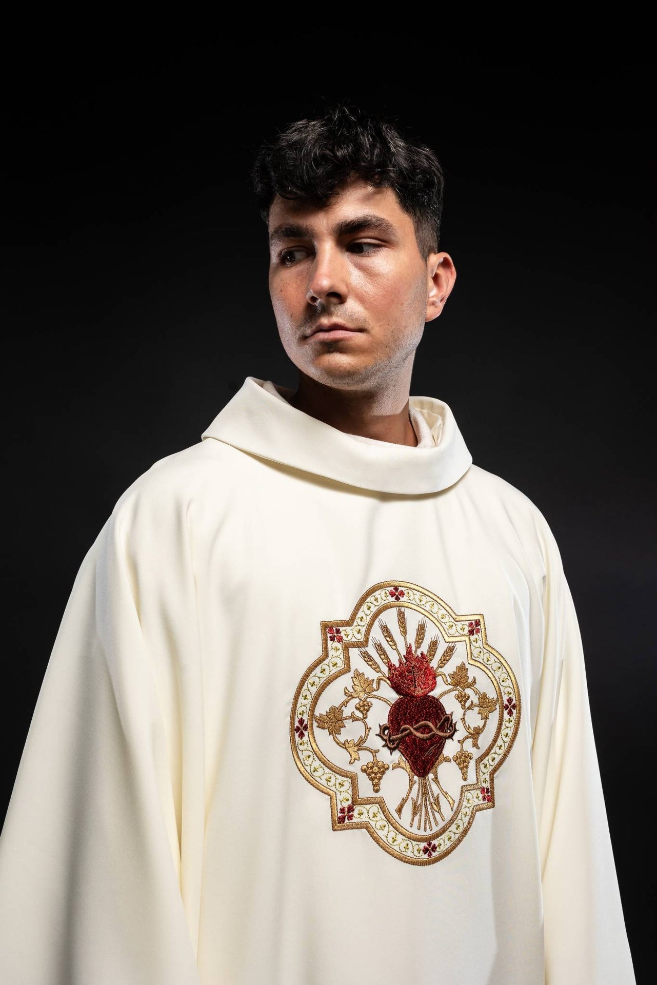 Ornat haftowany z motywem Serca Pana Jezusa i Kielicha eucharystycznego