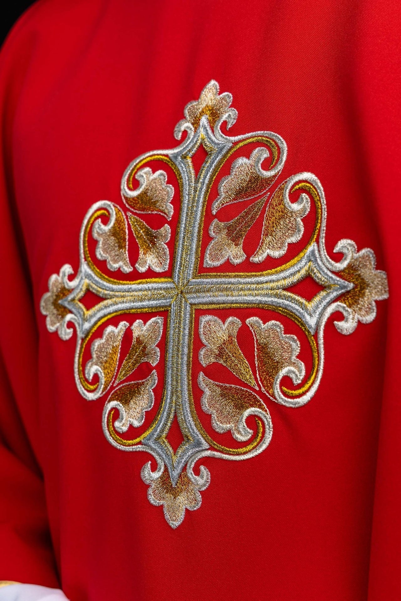 Ornat haftowany z ozdobionym krzyżem i szerokim kołnierzem czerwony