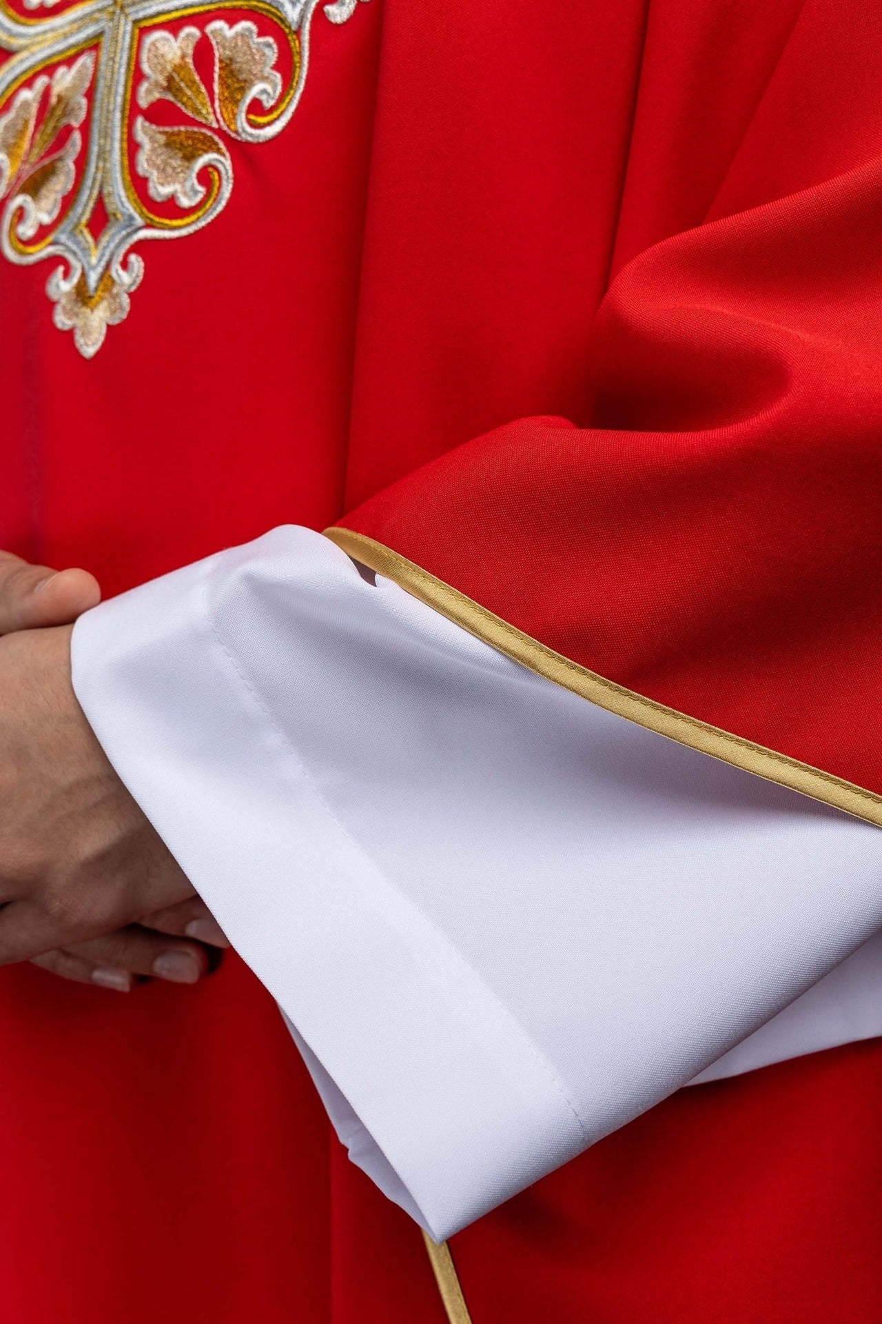 Ornat haftowany z ozdobionym krzyżem i szerokim kołnierzem czerwony
